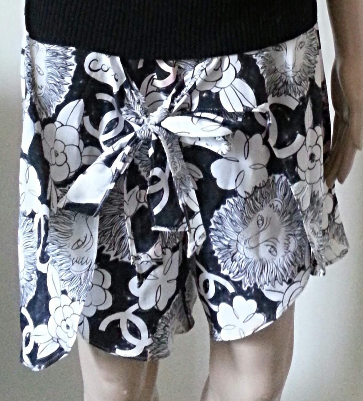  1990s Chanel Black and White Silk Top and Adjustable CC Logo Skirt  In Excellent Condition For Sale In London, UK