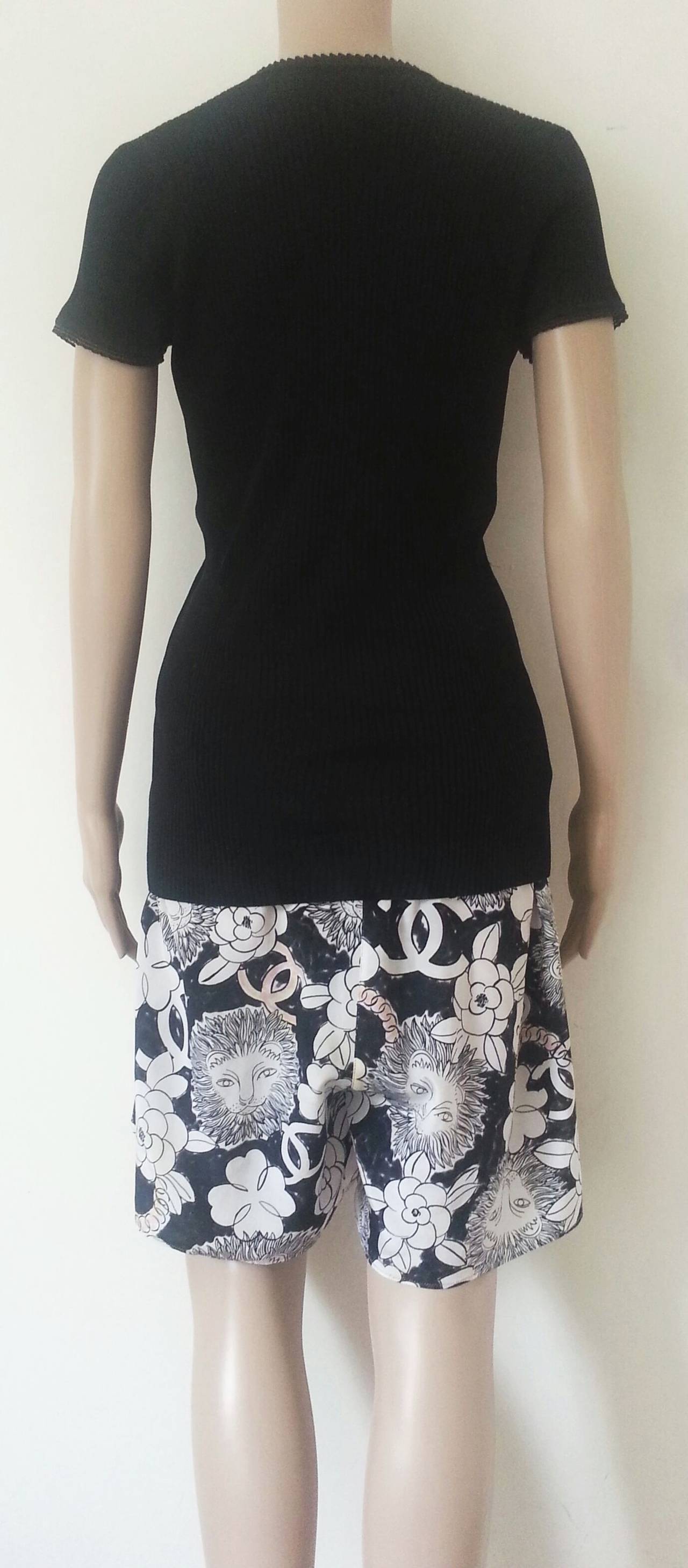  1990s Chanel Black and White Silk Top and Adjustable CC Logo Skirt  For Sale 5