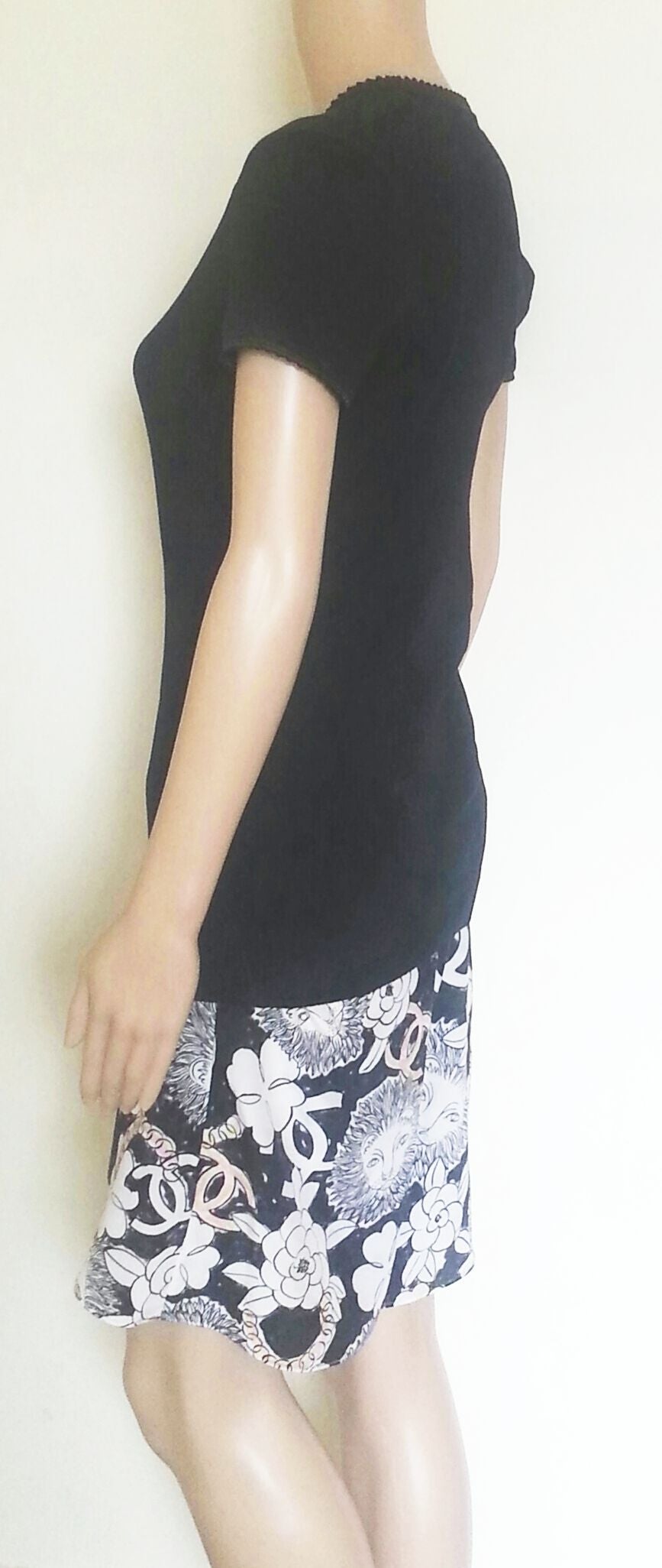  1990s Chanel Black and White Silk Top and Adjustable CC Logo Skirt  For Sale 2