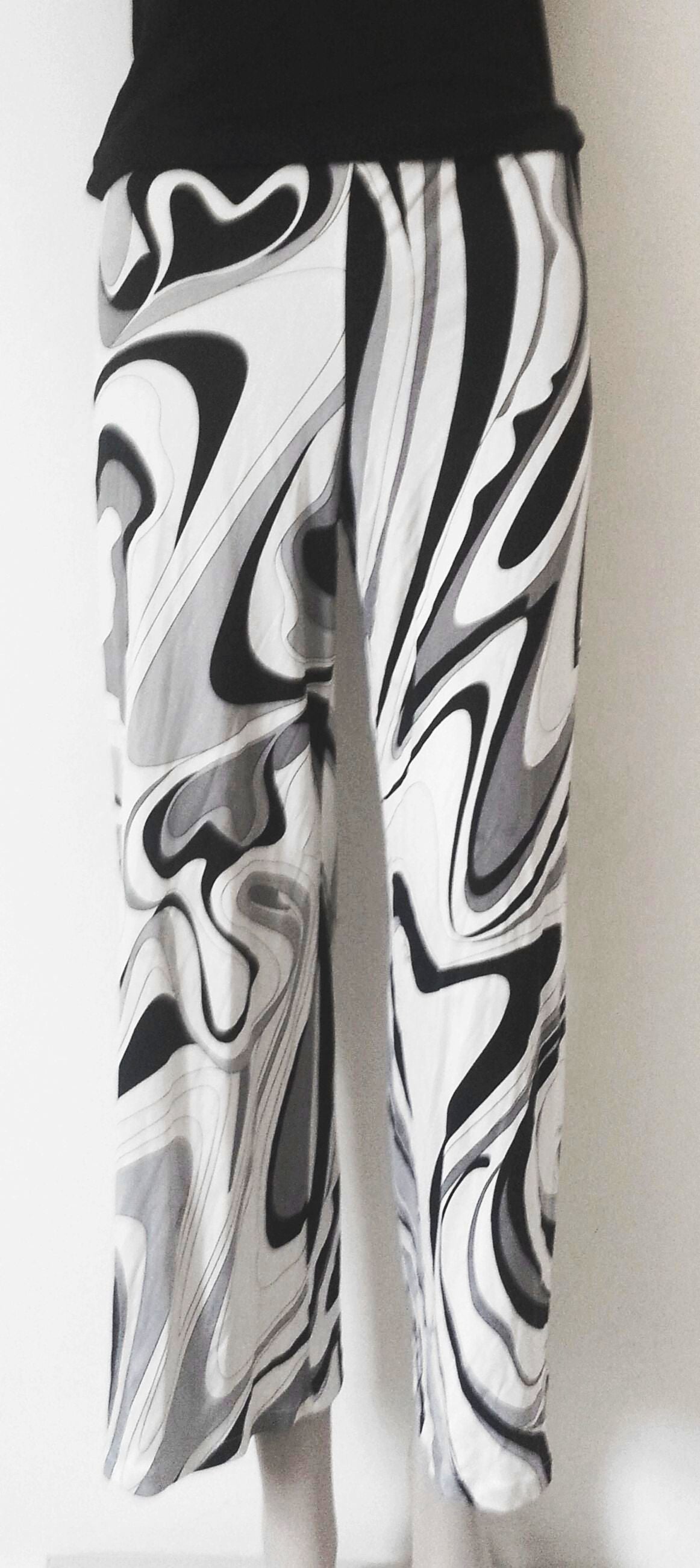 A rare and and fabulous pair of late 60s or early 70s Emilio Pucci Palazzo Pants in a much sought-after monochrome print. (The original label was lost and was replaced by a modern label in the Pucci flagship boutique in London.)

Made from 100%