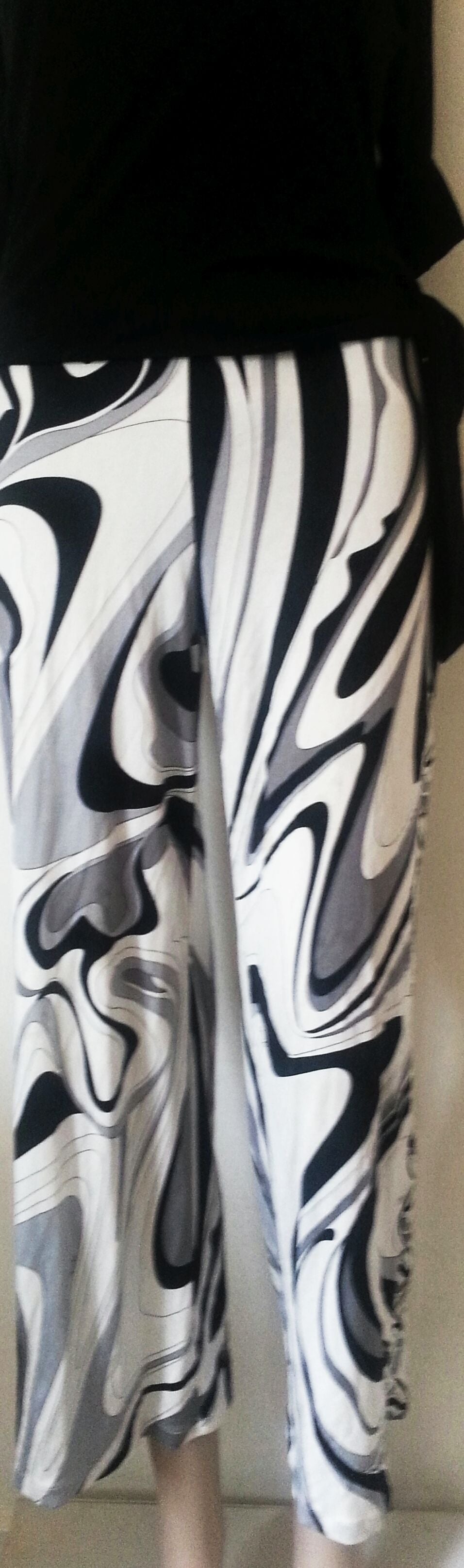 Late 1960s or early '70s Emilio Pucci Black & White Silk Palazzo Pants For Sale 1