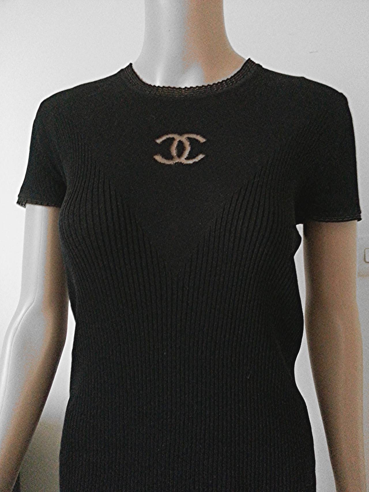 An adorable and versatile Chanel runway ensemble from the Mid 1990s (worn on the catwalk by Claudia Schiffer).

The black ribbed top is made from a silk wool blend and has the CC logo embroidered on the chest.

The black, white and beige skirt