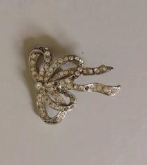 1940s Eisenberg Silver Rhodium Plated Bow Earrings belonging to Vivien Leigh