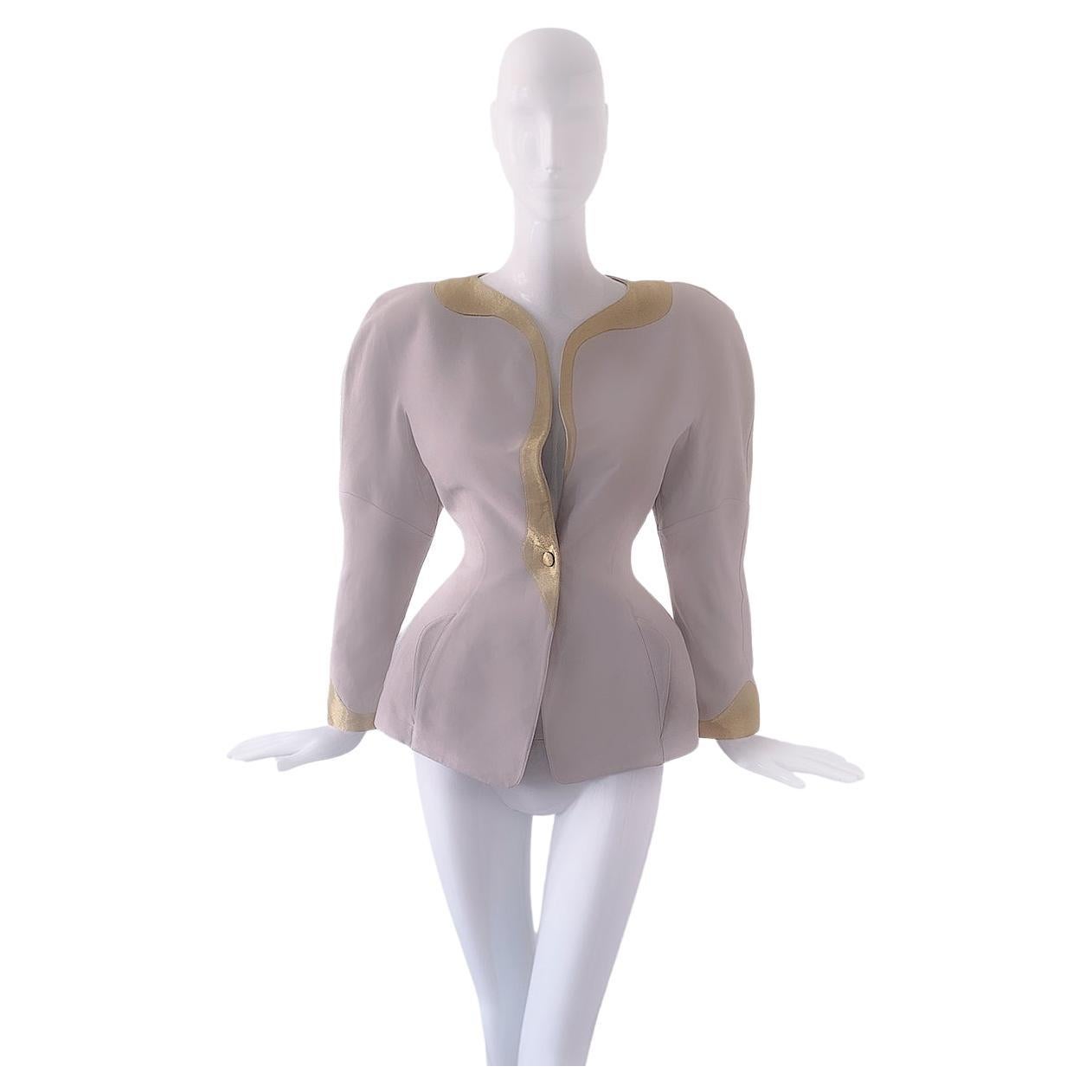 Thierry Mugler SS 1992 Goldmetallische Details Ausgestattete Skulpturale Seidenjacke im Angebot