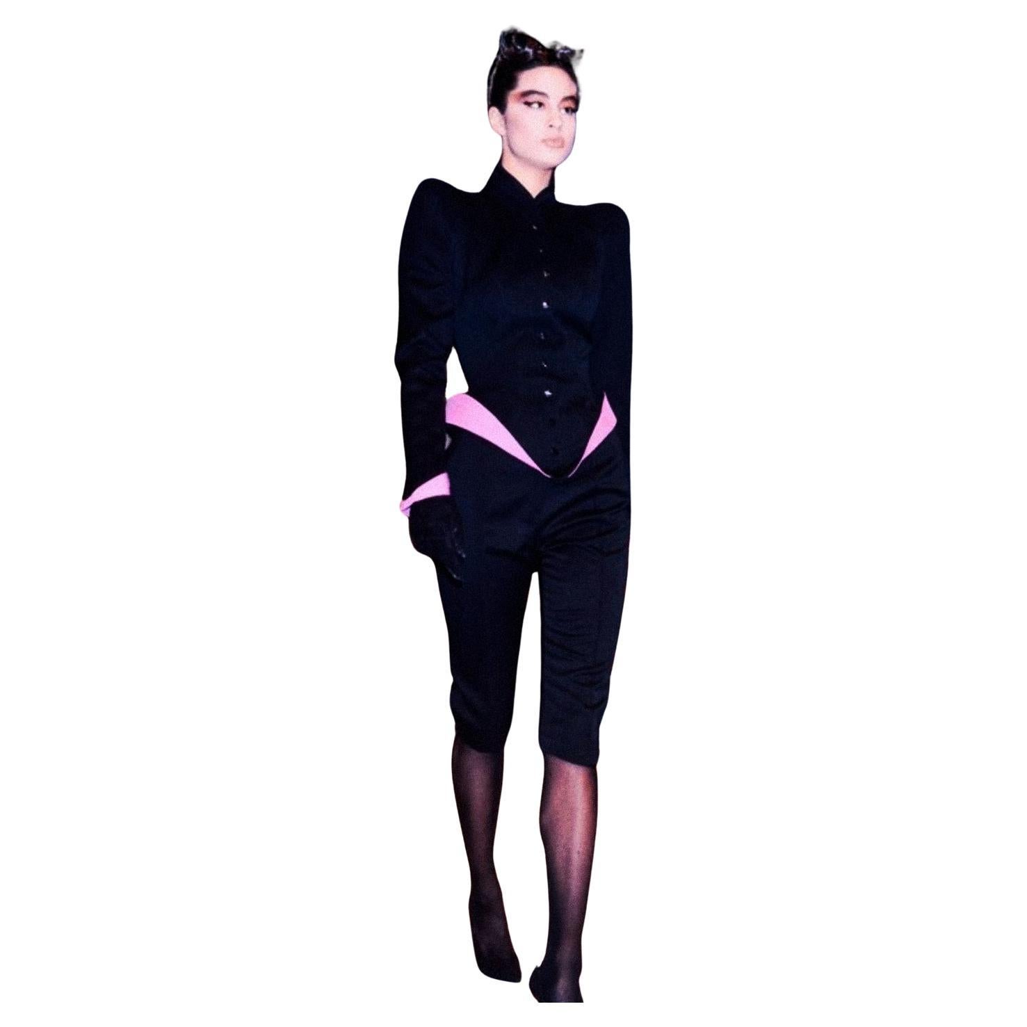 Un pezzo di storia della moda degno di un museo

La splendida creazione iconica di Thierry Mugler della leggendaria Collection'S Infernales (SHE DEVILS) FW 1988/1989. Un pezzo estremamente raro e documentato di Runway.
Potente forma