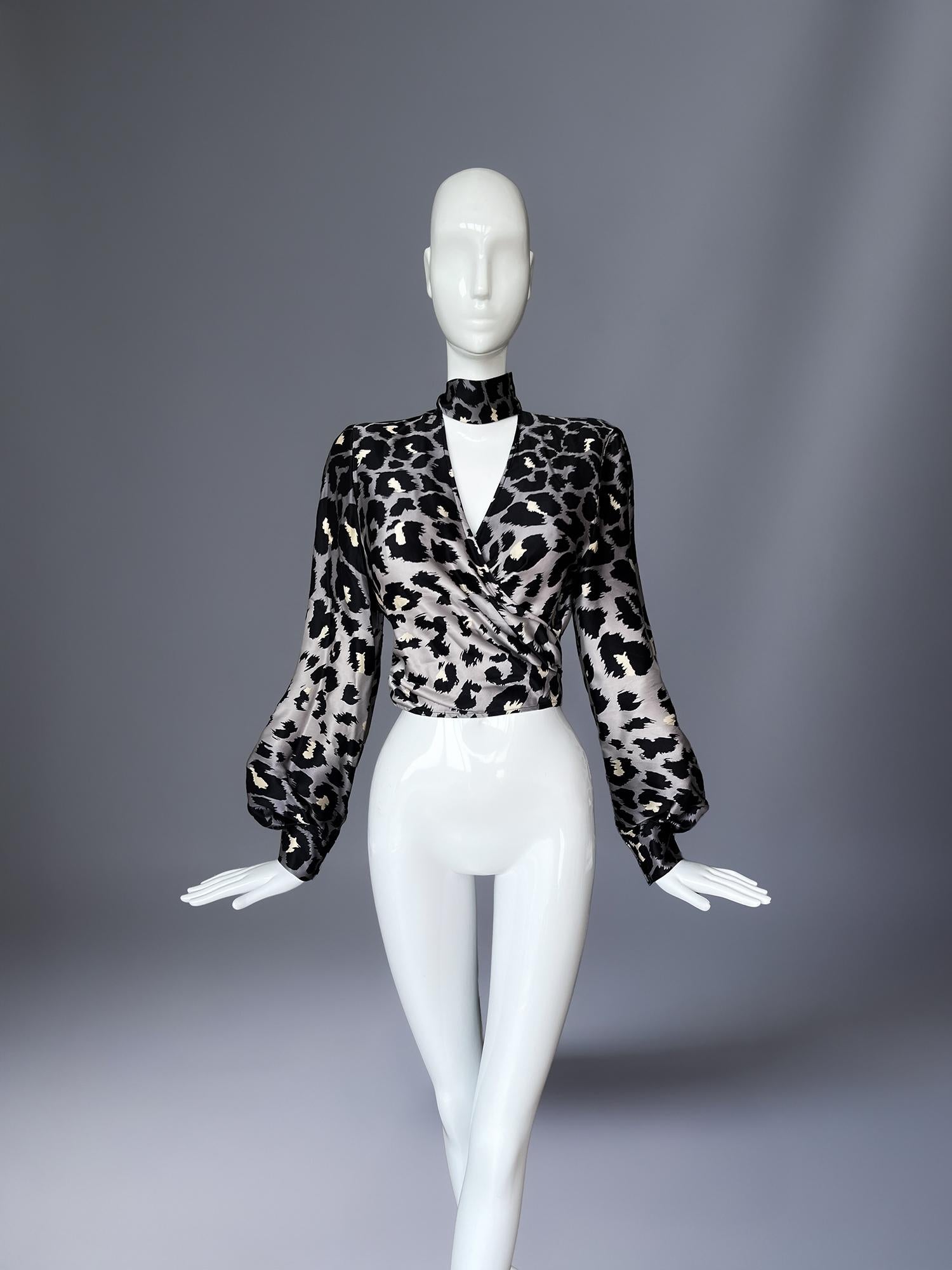 Thierry Mugler Archival FW 2001 Laufsteg Seidenbluse Leo (Grau) im Angebot