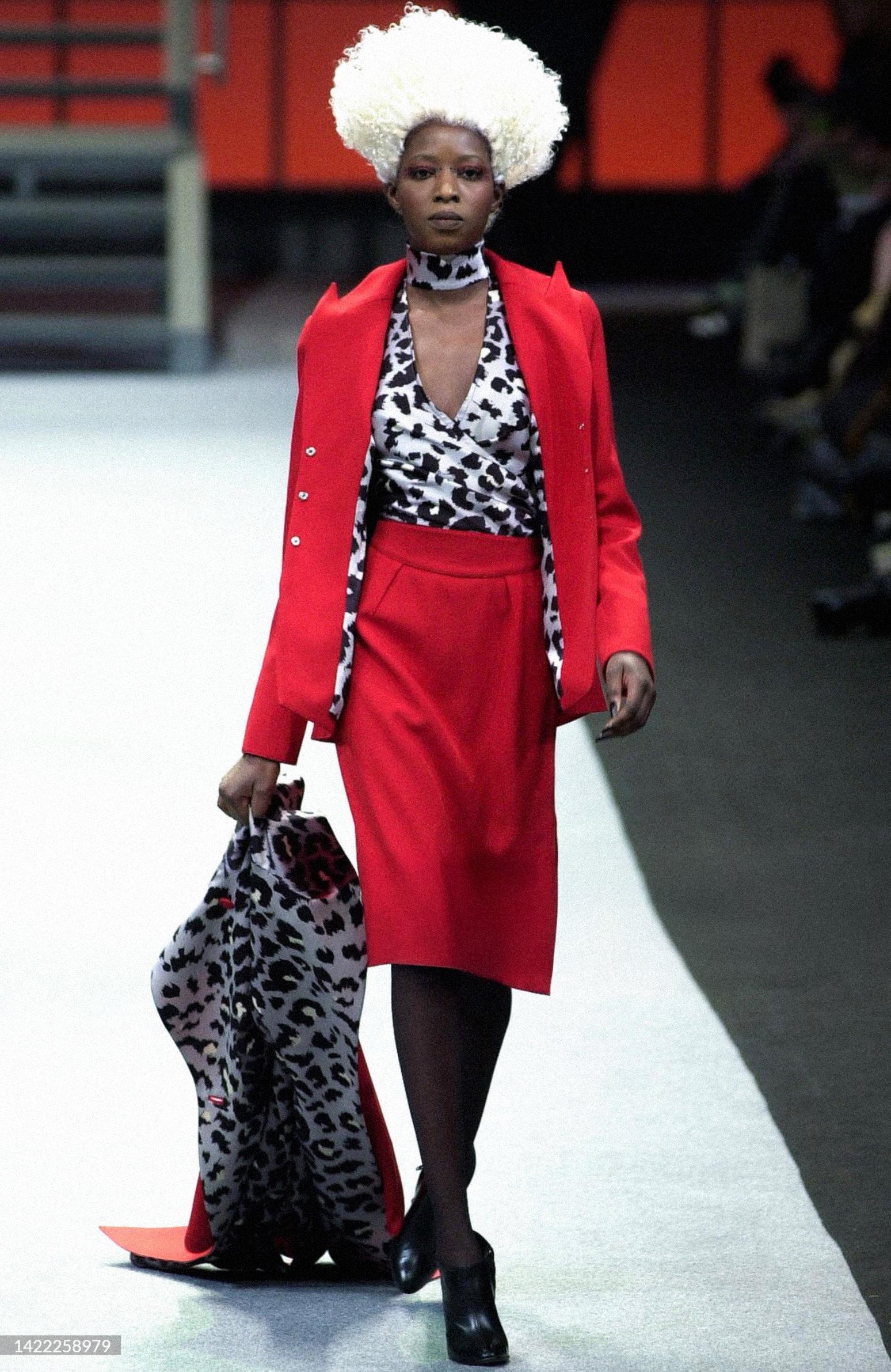 Schöne seltene Thierry Mugler Couture Archival FW 2001 Stück.
Elektrisierende Seidenbluse mit Leo-Print. Schnitt aus einer
Das Oberteil aus flüssigem Stoff, der wie Mondlicht auf Asphalt schimmert, ist mit einem Leopardenmuster versehen, das nicht