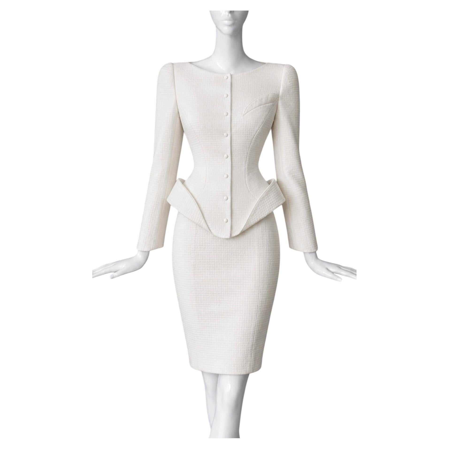 Abito di Thierry Mugler del 1989: giacca e gonna scenografiche, scultoree e d’avanguardia