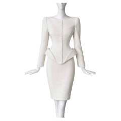 Abito di Thierry Mugler del 1989: giacca e gonna scenografiche, scultoree e d’avanguardia
