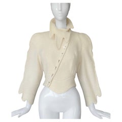 Chaqueta «Cop» con festones esculturales de Thierry Mugler