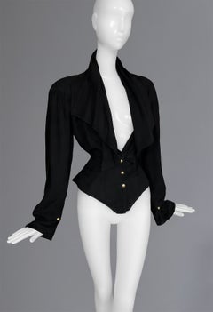 Thierry Mugler, Frühjahr/Sommer 1986: Dramatische, skulpturale Jacke aus schwarzem Wildleder