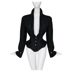 Thierry Mugler, Frühjahr/Sommer 1986: Dramatische, skulpturale Jacke aus schwarzem Wildleder