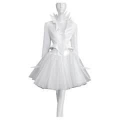 Giacca scultorea e gonna in tulle bianche: iconico look raro di Thierry Mugler del 1989