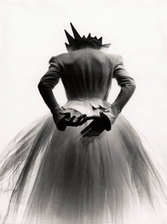 Giacca scultorea e gonna in tulle bianche: iconico look raro di Thierry Mugler del 1989