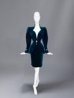 Completo con gonna scolpita in velluto di Thierry Mugler con dettagli a forma di stella