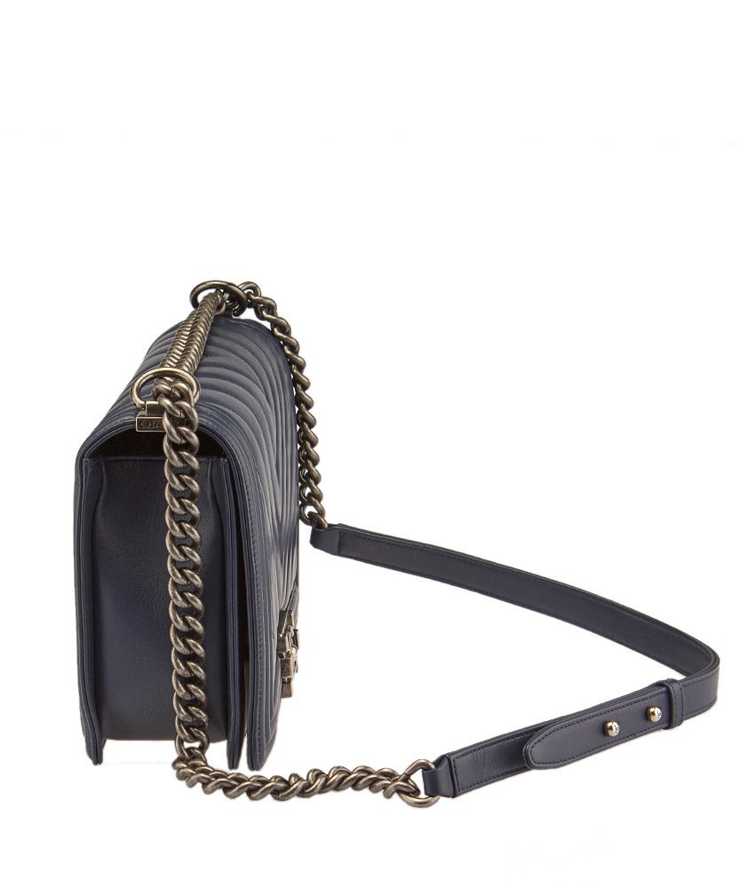 Women's 2015 Chanel Navy Blue Lambskin Chevron Le Boy Medium Flap Shoulder Bag For Sale