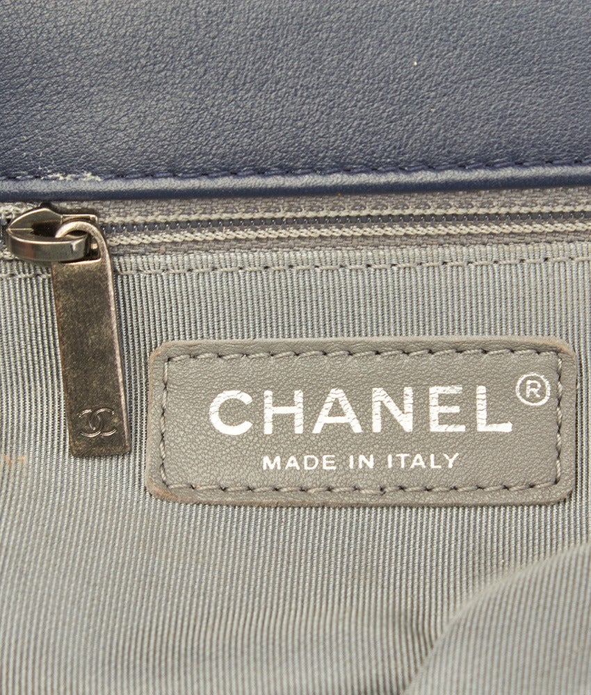 2015 Chanel Navy Blue Lambskin Chevron Le Boy Medium Flap Shoulder Bag For Sale 4