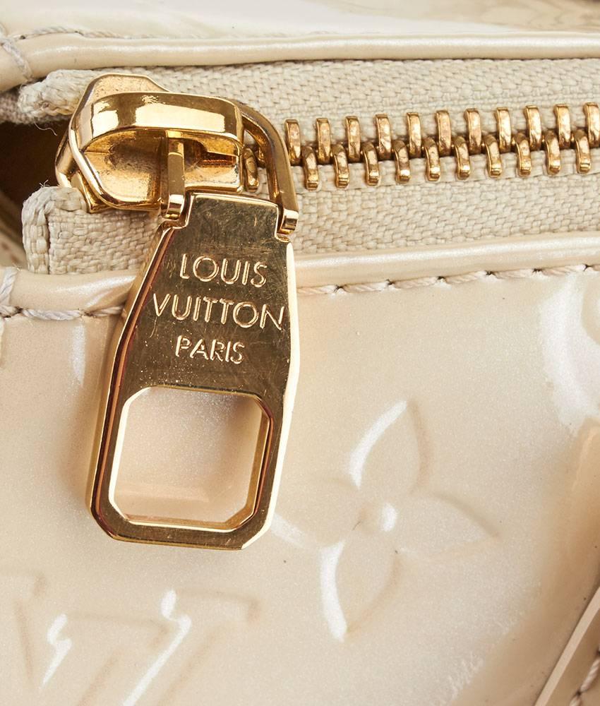 2000s Louis Vuitton Sherwood Ivory Vernis Leather Shoulder Bag For Sale 4