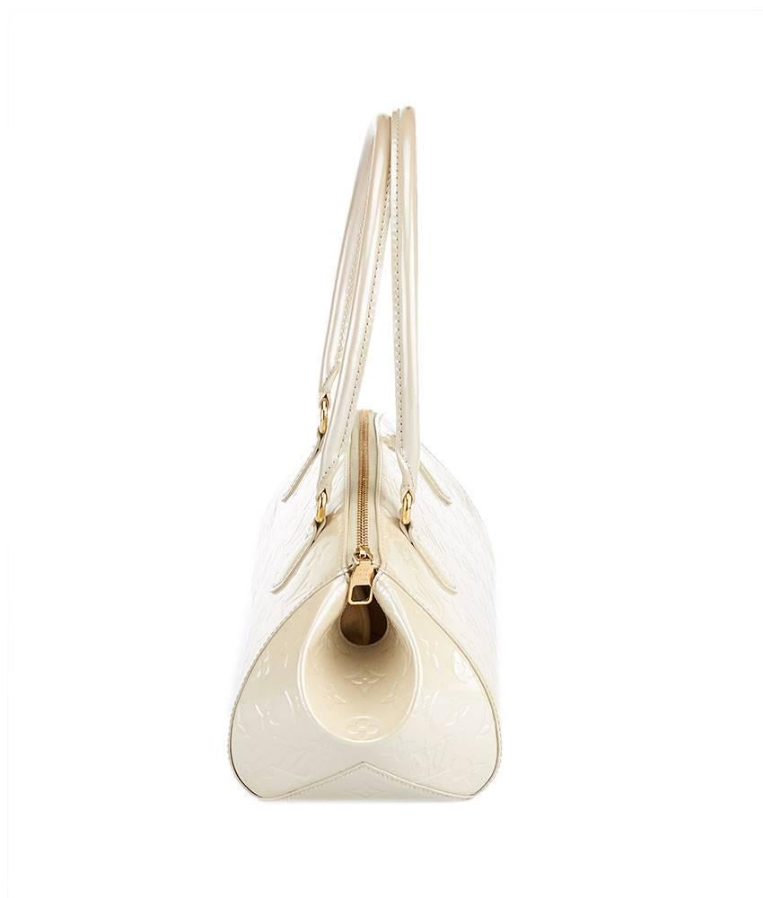 Women's 2000s Louis Vuitton Sherwood Ivory Vernis Leather Shoulder Bag For Sale