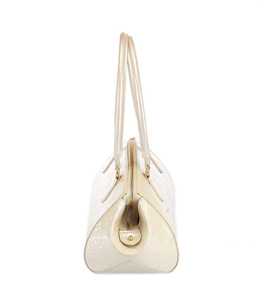 2000s Louis Vuitton Sherwood Ivory Vernis Leather Shoulder Bag In Good Condition For Sale In Bala Cynwyd, PA