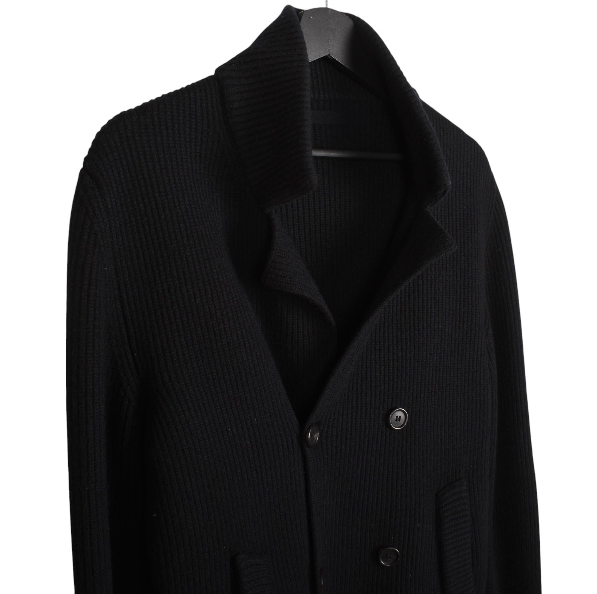 Prüfen Sie meine anderen Angebote. Habe viele weitere Designerkleidung zu verkaufen. Offen für alle Angebote.
Artikel zum Verkauf ist 100% echte Prada Heavy Cardigan Leder Patched Jacket, SE5
Farbe: schwarz
(Eine tatsächliche Farbe kann ein wenig