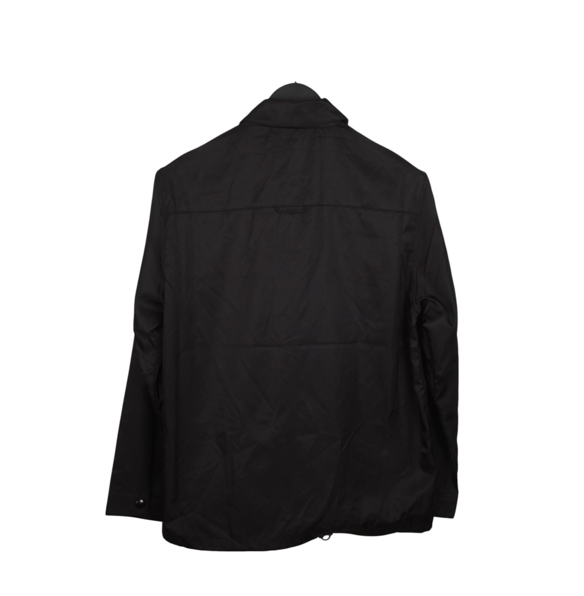 Uomo Prada Giacca da uomo con zip leggera e logo in re-nylon taglia S.I.M., S1480 in vendita