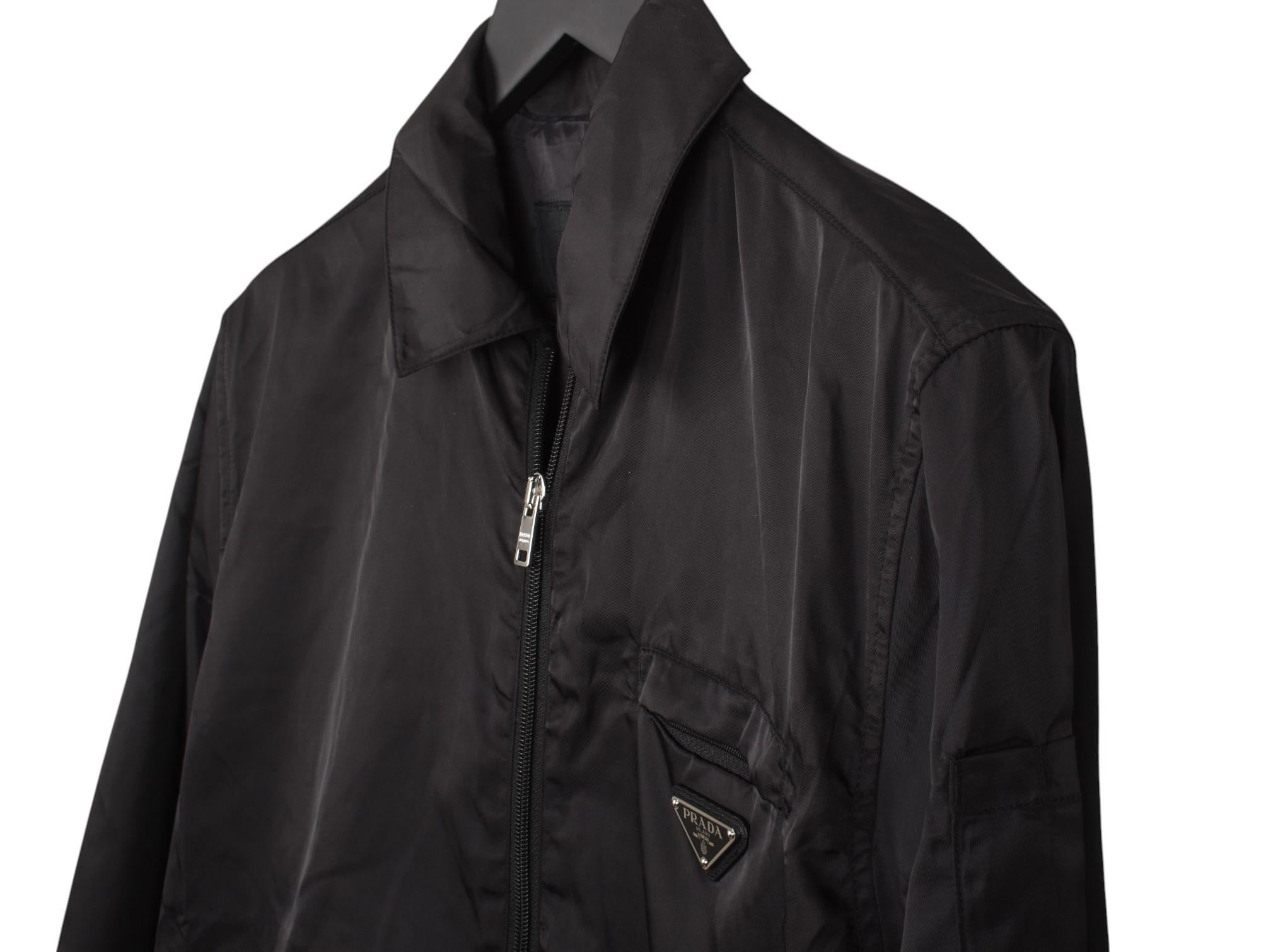 Controlla le mie altre inserzioni. Ho molti altri abiti firmati in vendita. Aperto a qualsiasi offerta.
L'articolo in vendita è 100% autentico Prada Light Zipped Jacket Shirt Re-Nylon Logo Men Jacket, S1480, VITR6
Colore: nero
(Il colore effettivo