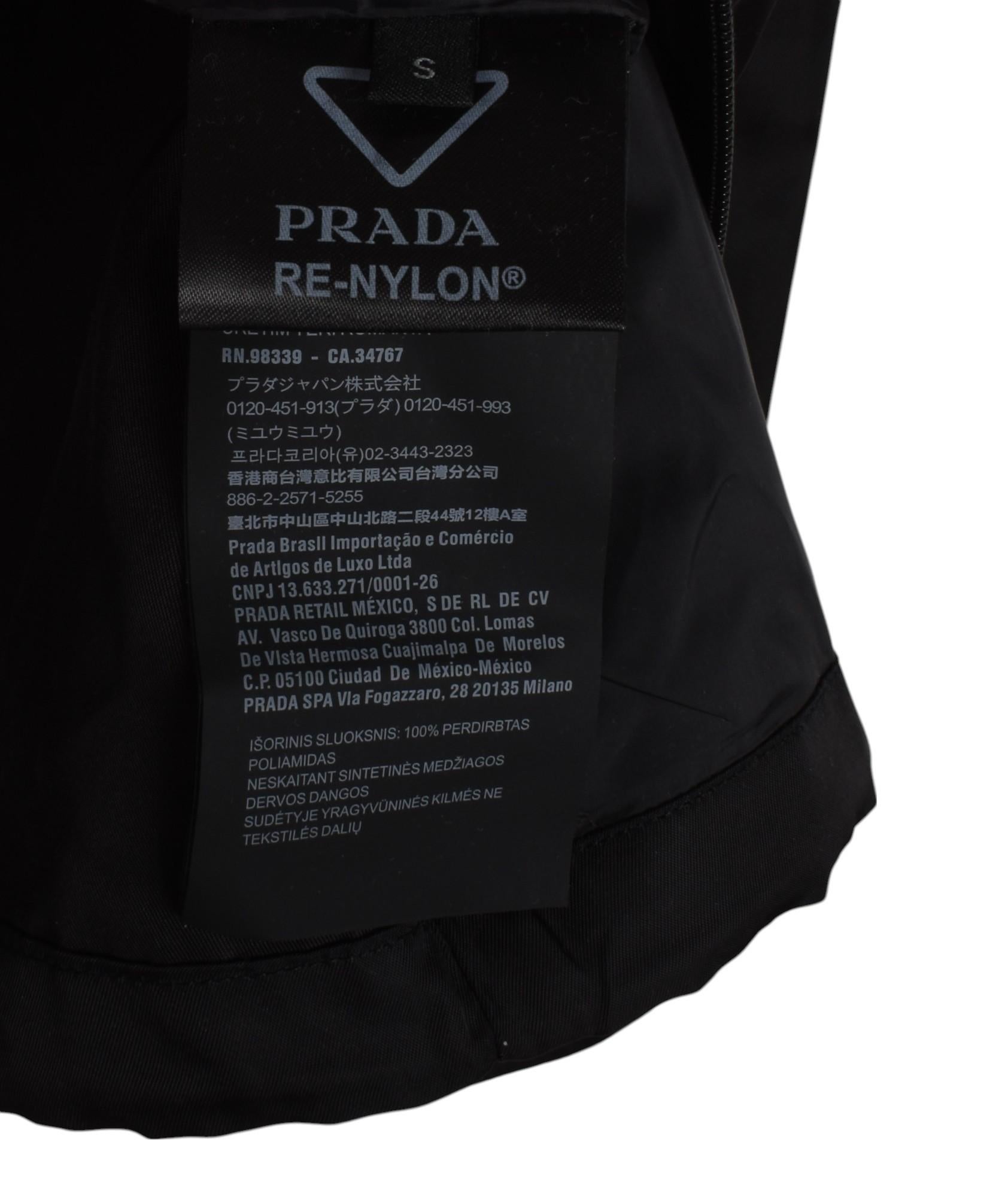 Prada Giacca da uomo con zip leggera e logo in re-nylon taglia S.I.M., S1480 in vendita 2