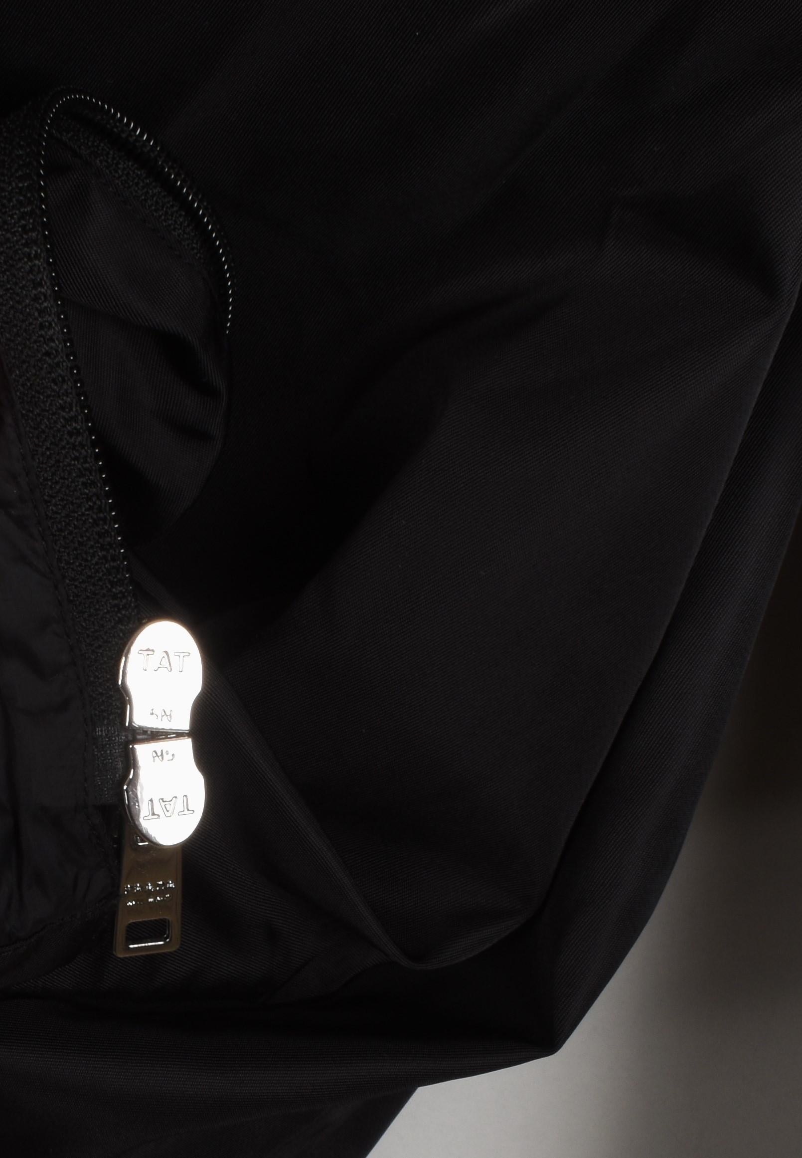 Prada Giacca da uomo con zip leggera e logo in re-nylon taglia S.I.M., S1480 in vendita 1