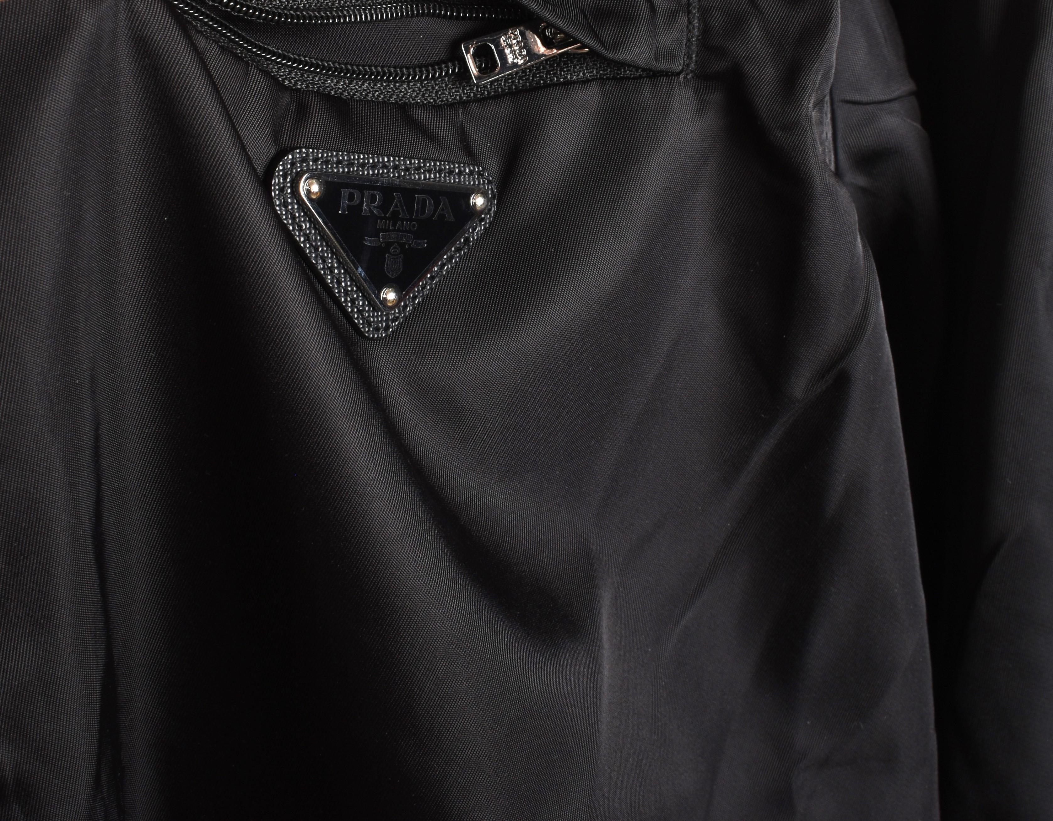 Prada Giacca da uomo con zip leggera e logo in re-nylon taglia S.I.M., S1480 In condizioni ottime in vendita a Kaunas, LT