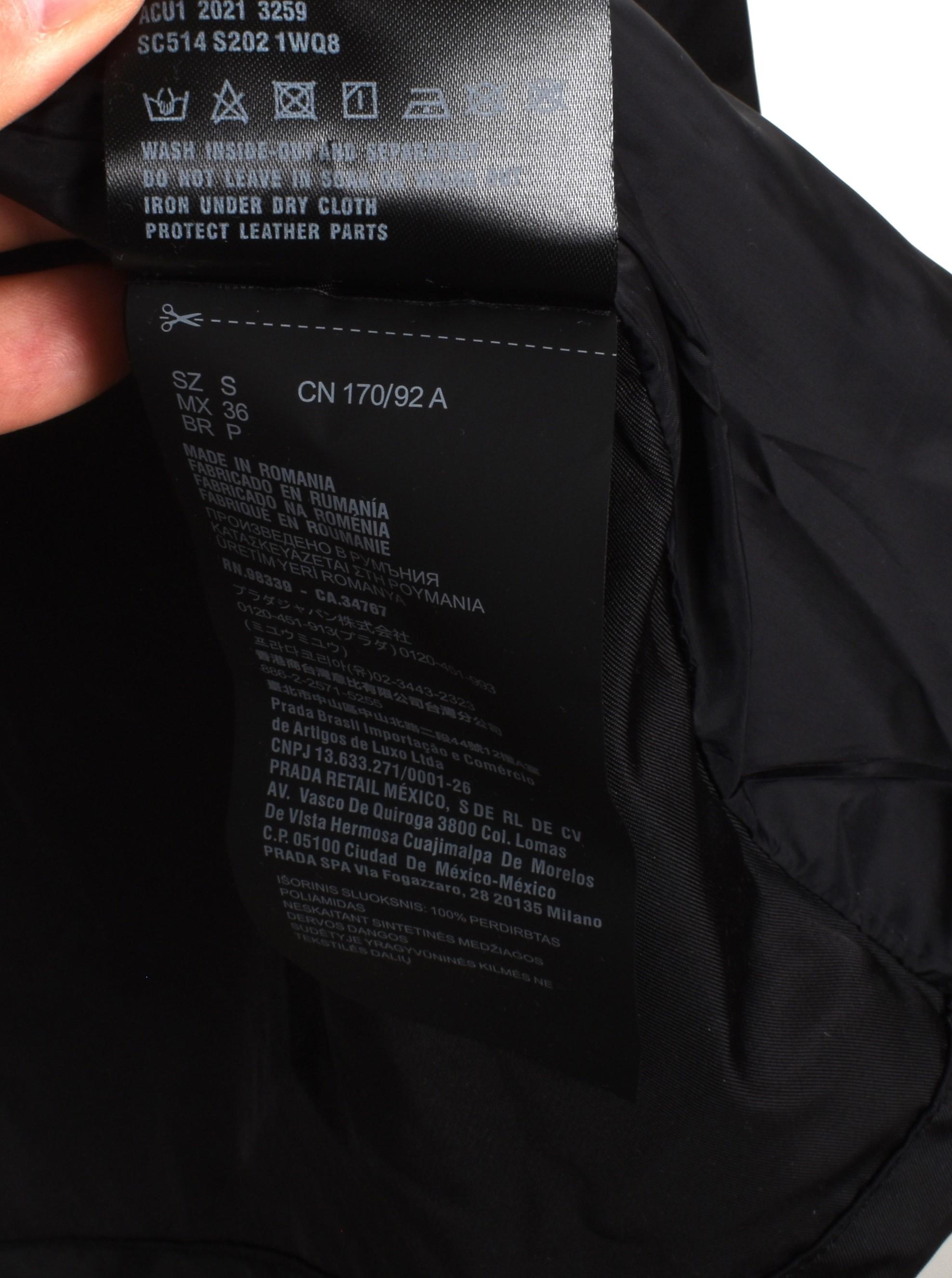 Prada Giacca da uomo con zip leggera e logo in re-nylon taglia S.I.M., S1480 in vendita 3