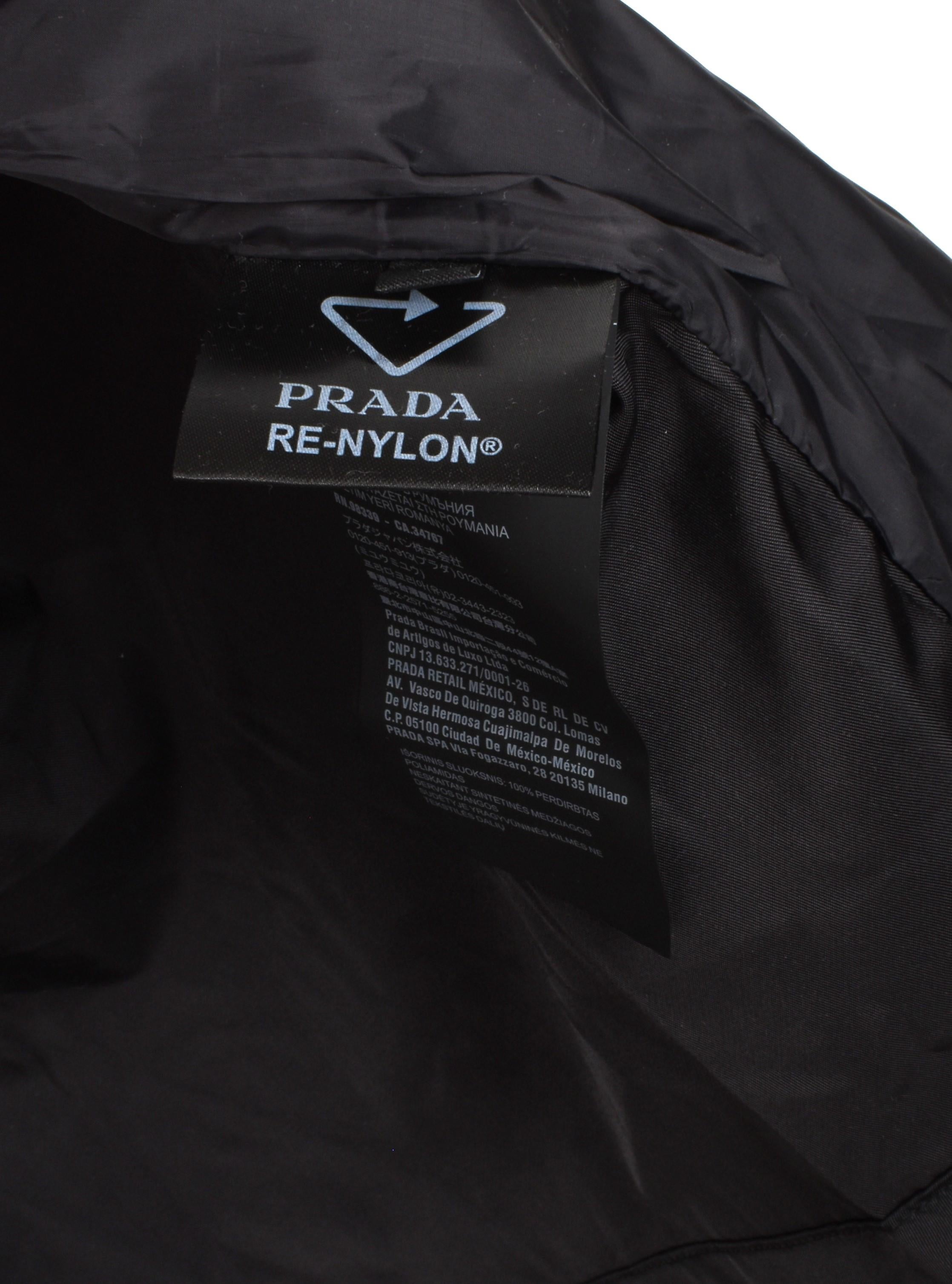 Prada Giacca da uomo con zip leggera e logo in re-nylon taglia S.I.M., S1480 in vendita 5