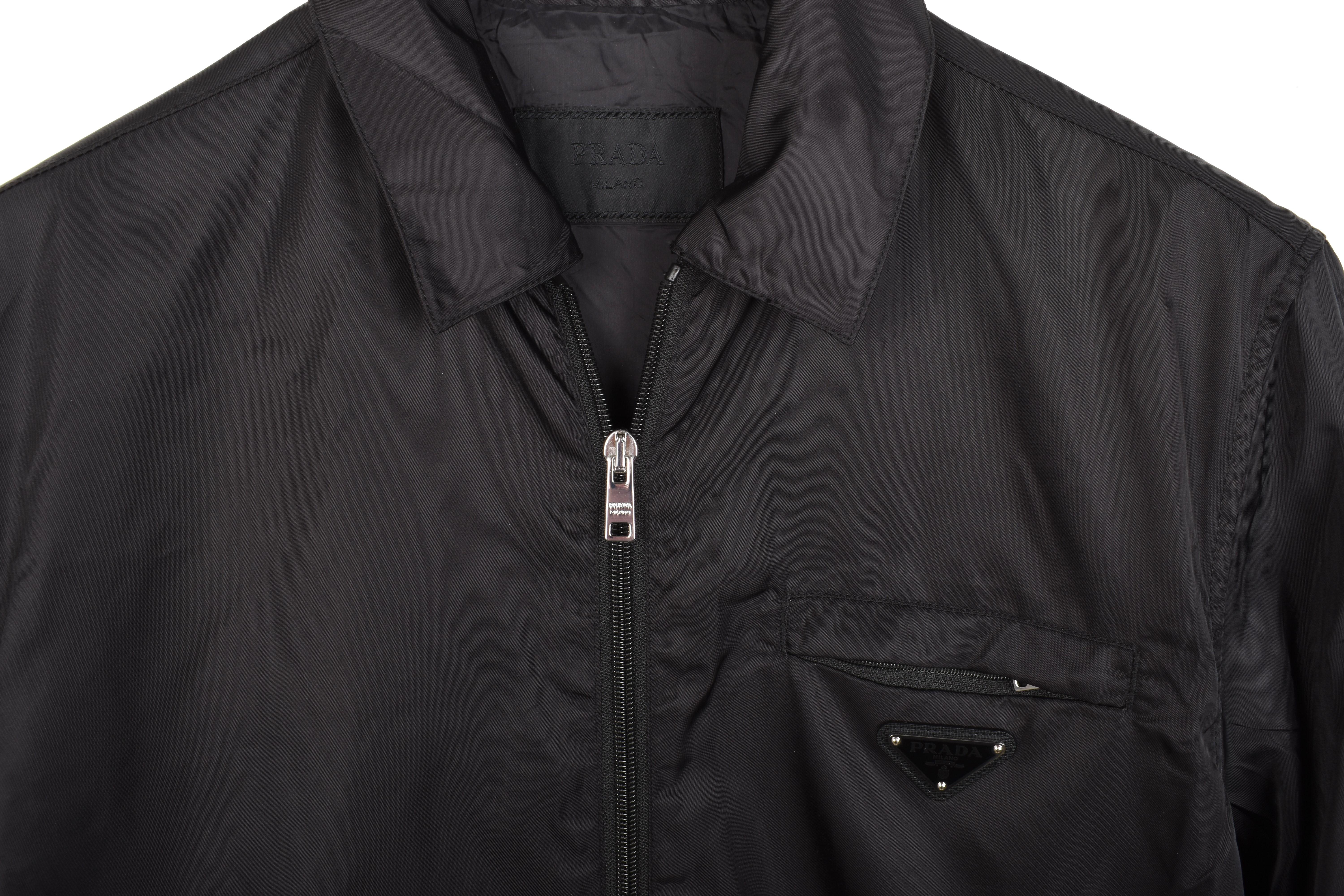 Nero Prada Giacca da uomo con zip leggera e logo in re-nylon taglia S.I.M., S1480 in vendita