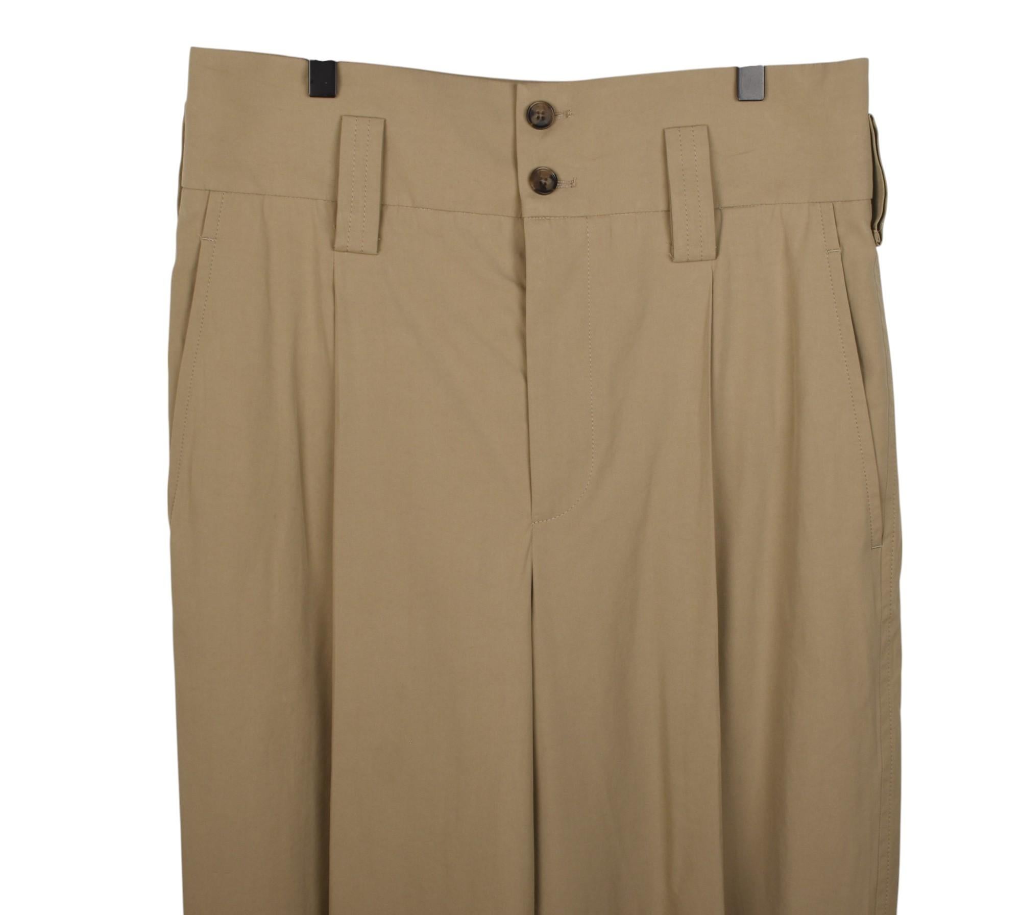 Prüfen Sie meine anderen Angebote. Habe viele weitere Designerkleidung zu verkaufen. Offen für alle Angebote.
Zum Verkauf steht eine 100% echte Bottega Veneta Sommerhose für Herren, S1454, VISE2, 470g.
Farbe: sand
(Eine tatsächliche Farbe kann ein