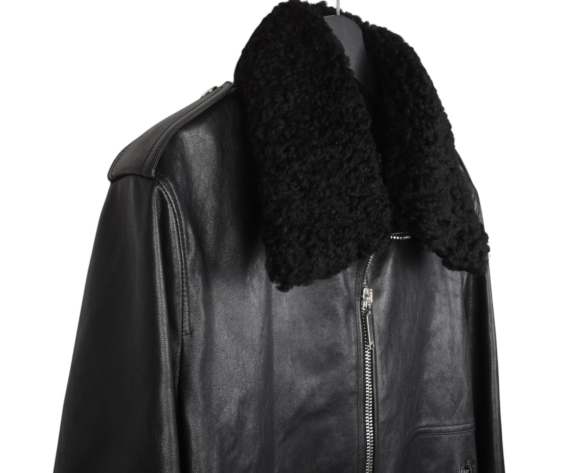 Prüfen Sie meine anderen Angebote. Habe viele weitere Designerkleidung zu verkaufen. Offen für alle Angebote.
Zu verkaufen ist eine 100% echte Saint Laurent Lederjacke von Hedi Slimane, S1476, SHEKE3
Farbe: schwarz
(Eine tatsächliche Farbe kann ein