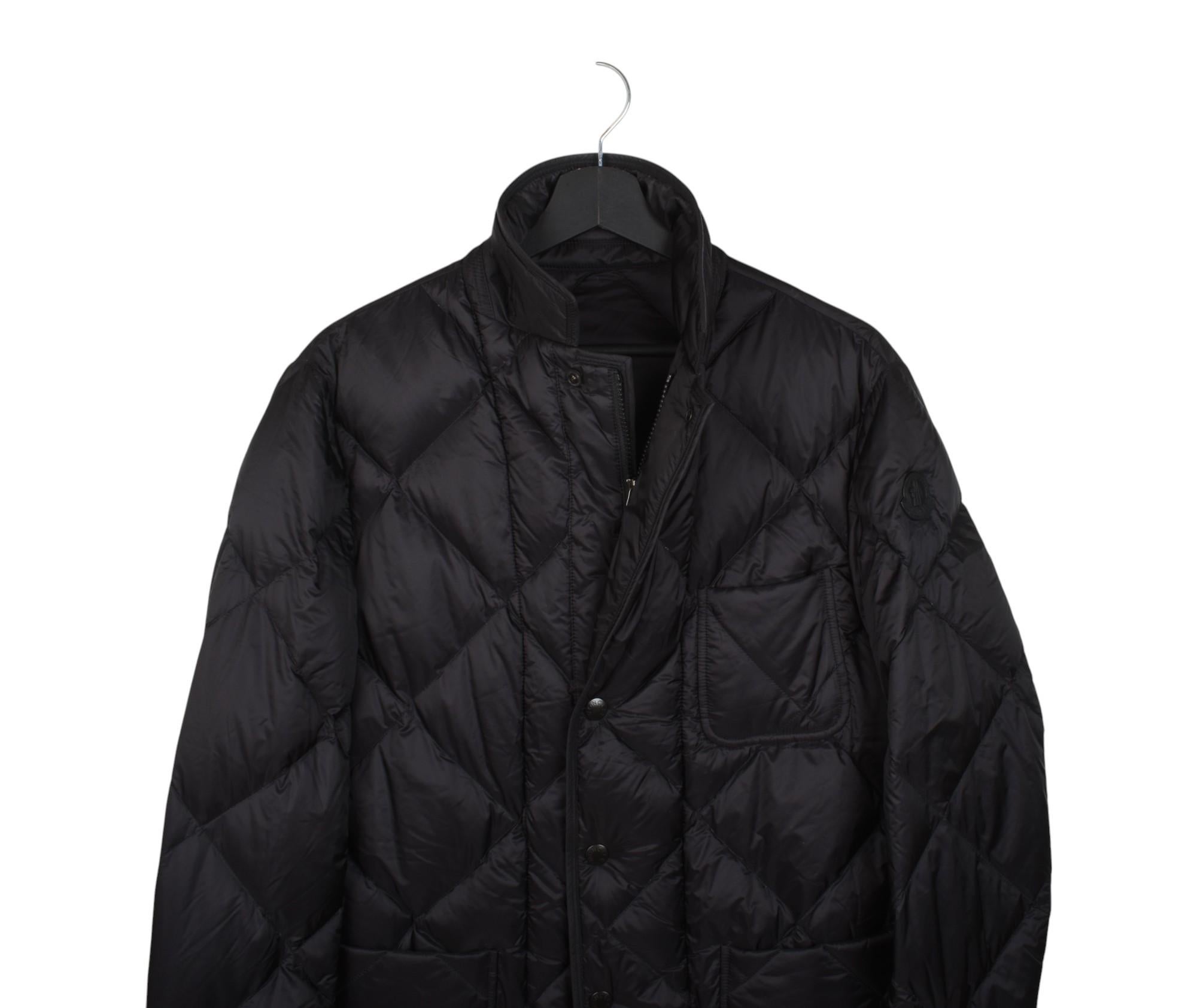 Controlla le mie altre inserzioni. Ho molti altri abiti firmati in vendita. Aperto a qualsiasi offerta.
L'articolo in vendita è 100% autentico Moncler Norman Quilted Gooses Down Jacket Uomo, S1472, VINU0
Colore: nero
(Il colore effettivo può variare