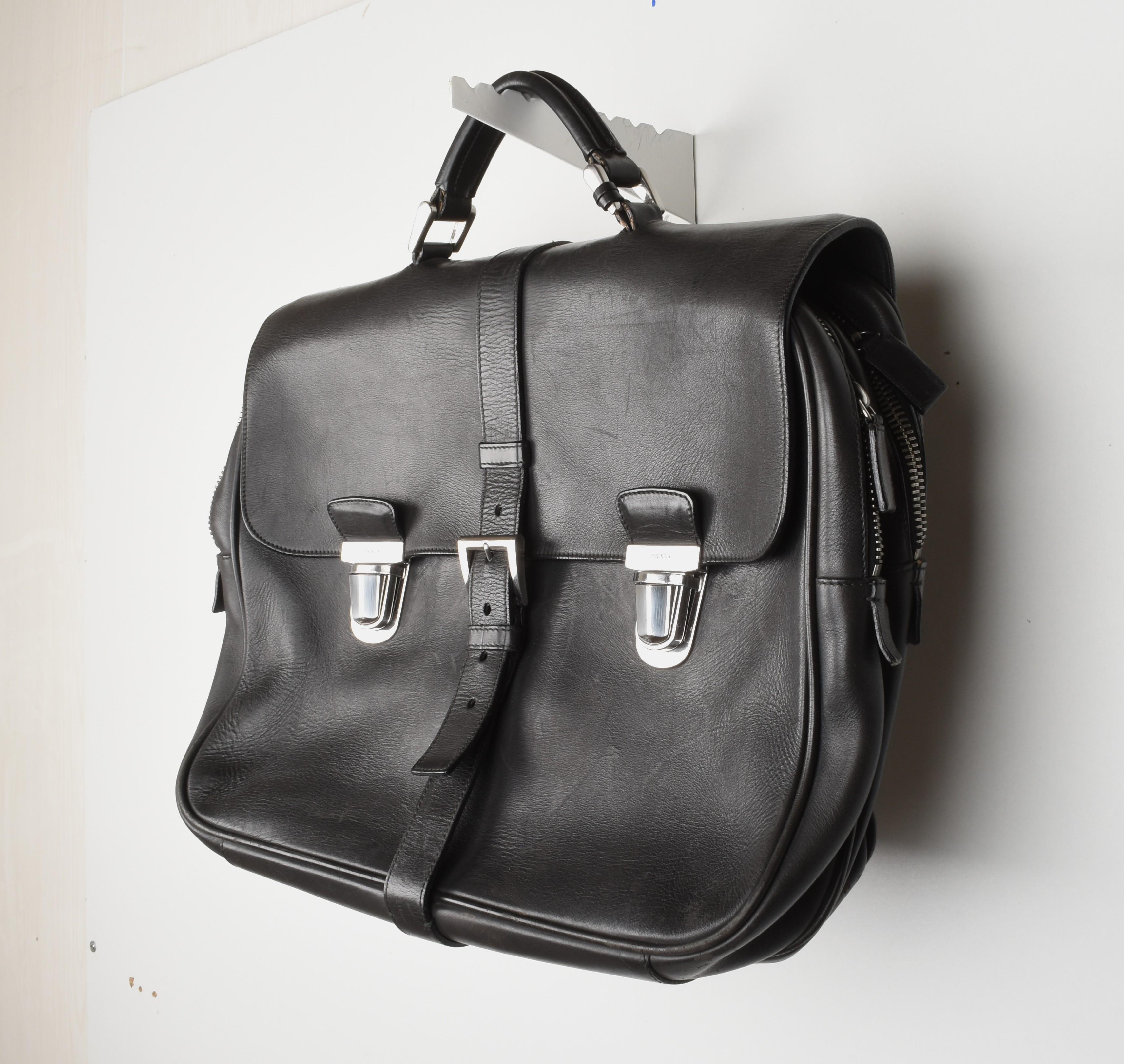 Consultez mes autres annonces. A beaucoup d'autres vêtements de marque à vendre. Ouvert à toutes les offres.
L'article mis en vente est 100% authentique Prada Men Briefcase, S1470, VISHE3
Couleur : noir
(La couleur réelle peut varier légèrement en