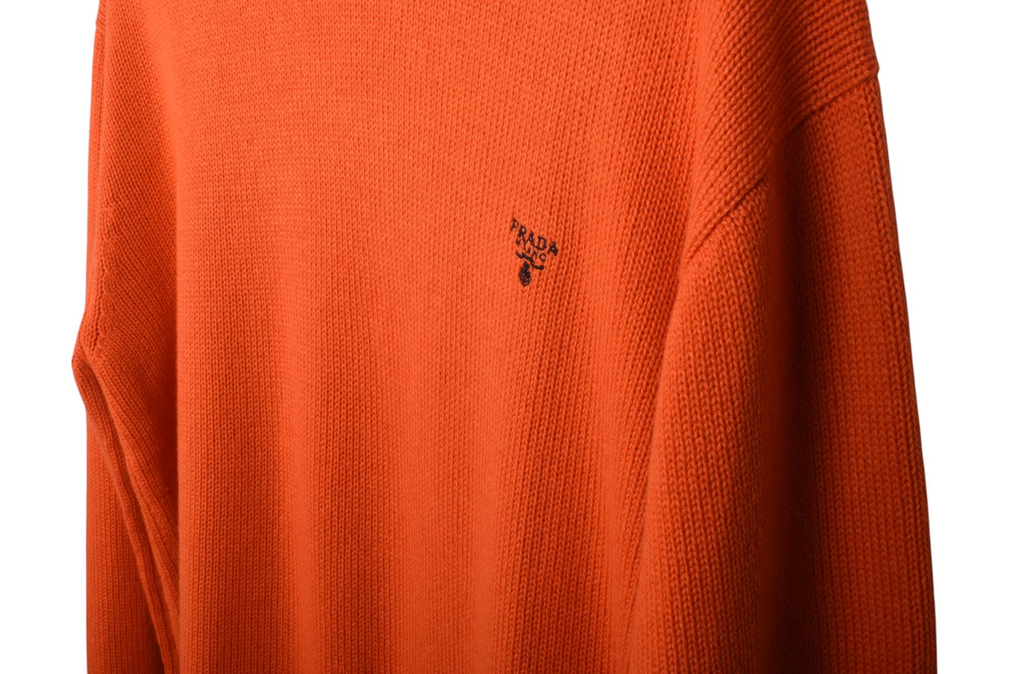 Controlla le mie altre inserzioni. Ho molti altri abiti firmati in vendita. Aperto a qualsiasi offerta.
L'articolo in vendita è un maglione a girocollo da uomo di Prada, S1466, DUVI4, autentico al 100%.
Colore: arancione
(Il colore effettivo può