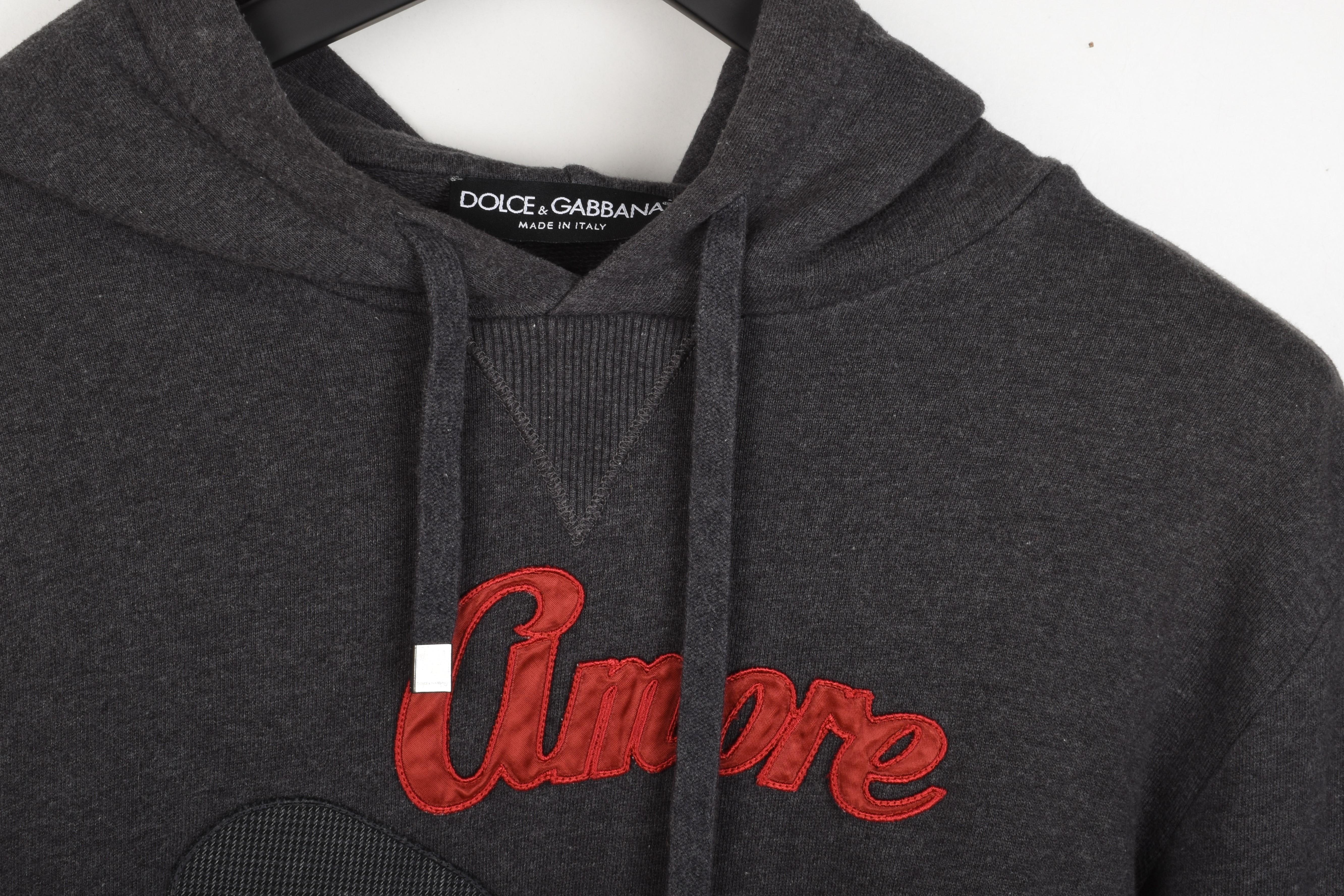 Controlla le mie altre inserzioni. Ho molti altri abiti firmati in vendita. Aperto a qualsiasi offerta.
L'articolo in vendita è 100% autentico Dolce & Gabbana Felpa con cappuccio Uomo Jumper, S1475, PE5
Colore: grigio
(Il colore effettivo può