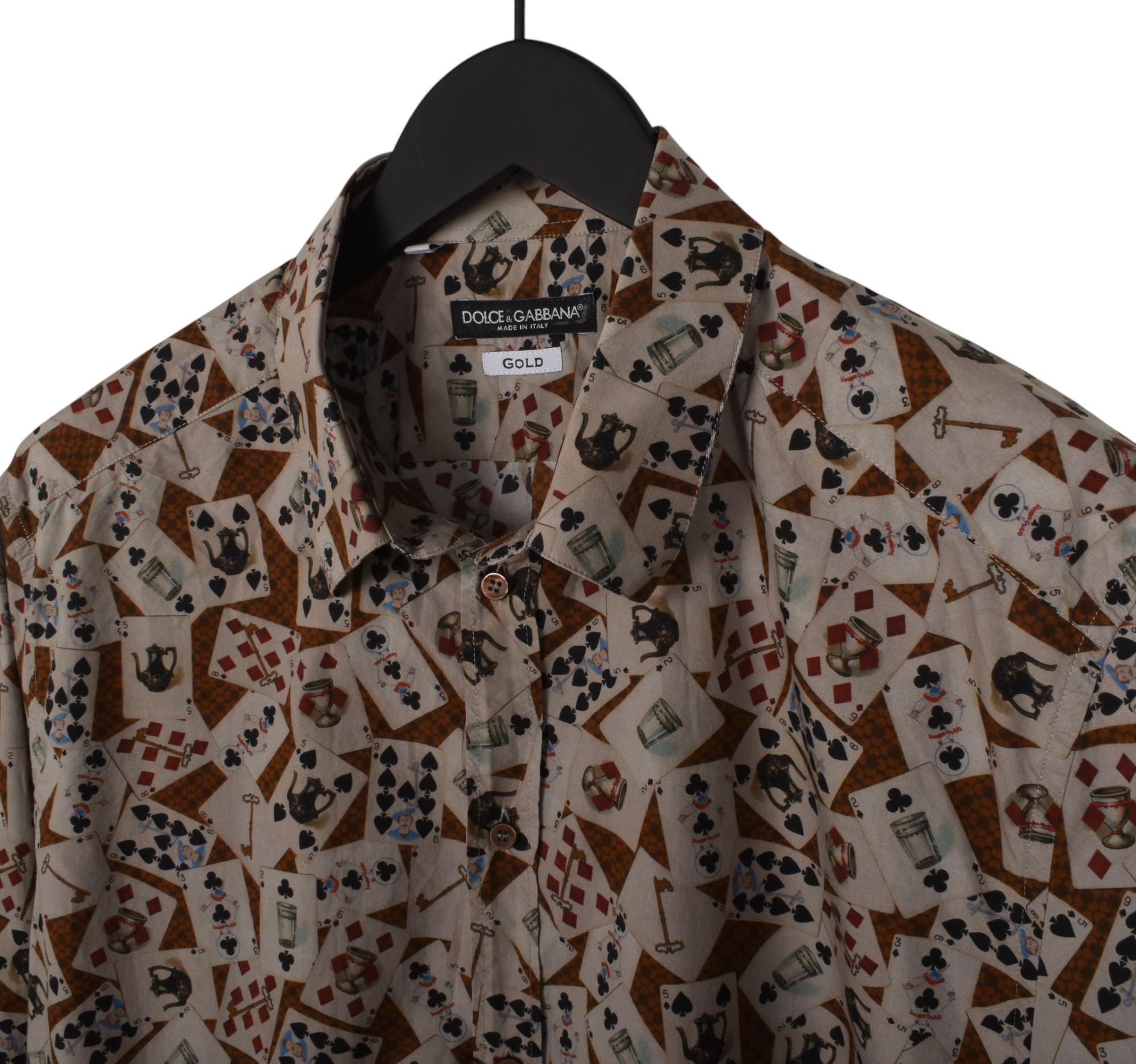 Controlla le mie altre inserzioni. Ho molti altri abiti firmati in vendita. Aperto a qualsiasi offerta.
L'articolo in vendita è una camicia da uomo Dolce & Gabbana Gold Game Cards, S1482, DU2, autentica al 100%.
Colore: multi
(Il colore effettivo