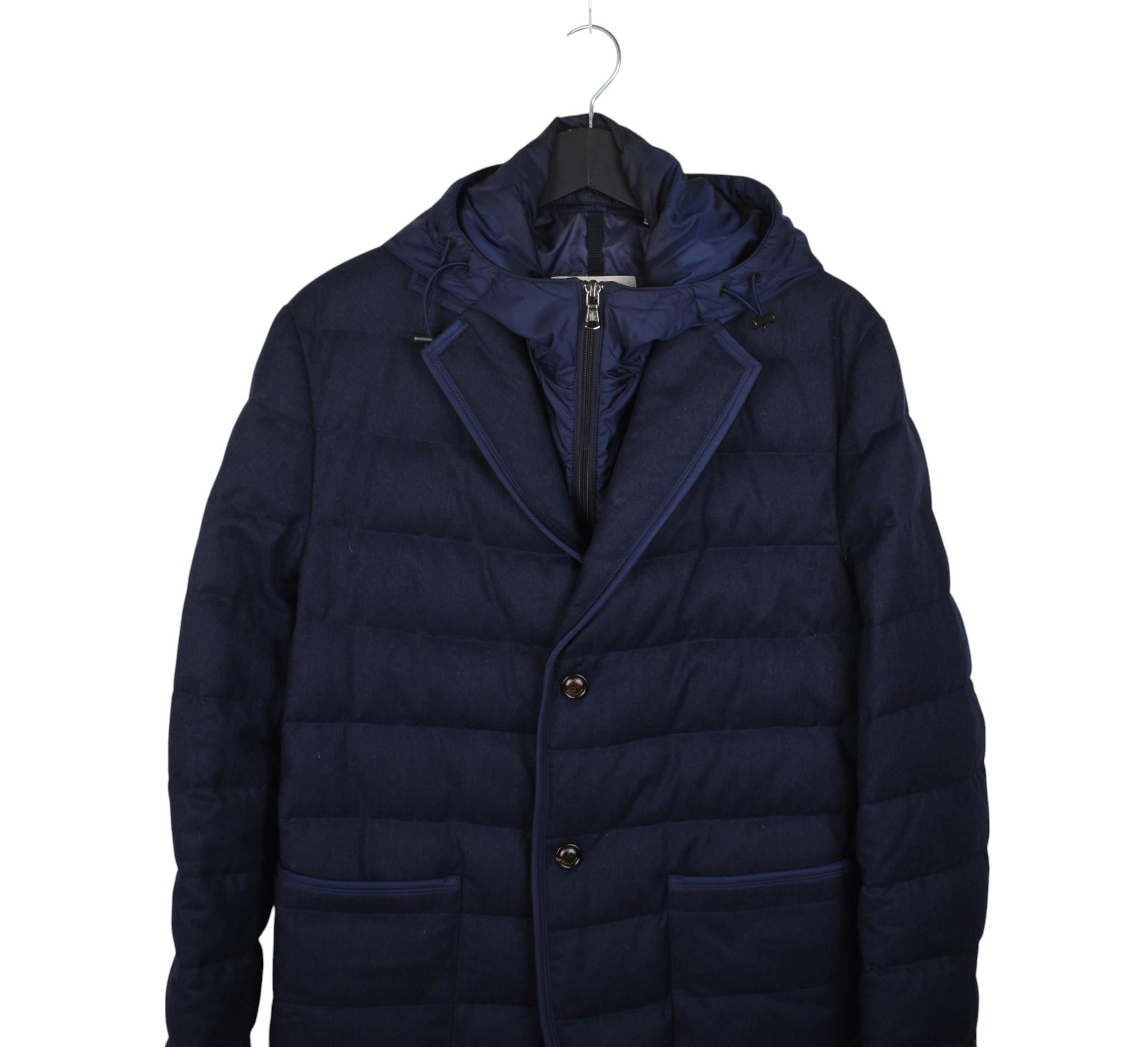 Controlla le mie altre inserzioni. Ho molti altri abiti firmati in vendita. Aperto a qualsiasi offerta.
L'articolo in vendita è 100% autentico Moncler Martinville Quilted Hooded Goose Down Jacket Uomo, S1473, VINU9
Colore: blu
(Il colore effettivo