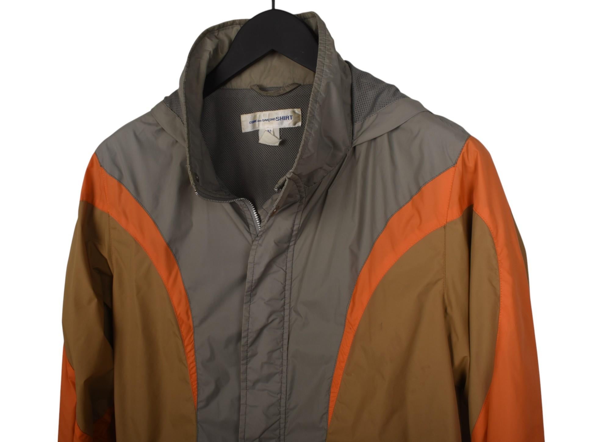 Controlla le mie altre inserzioni. Ho molti altri abiti firmati in vendita. Aperto a qualsiasi offerta.
L'articolo in vendita è 100% autentico Comme des Garcons Rain Jacket Shirt Line Uomo Jacket, SHE0
Colore: grigio/arancio
(Il colore effettivo può
