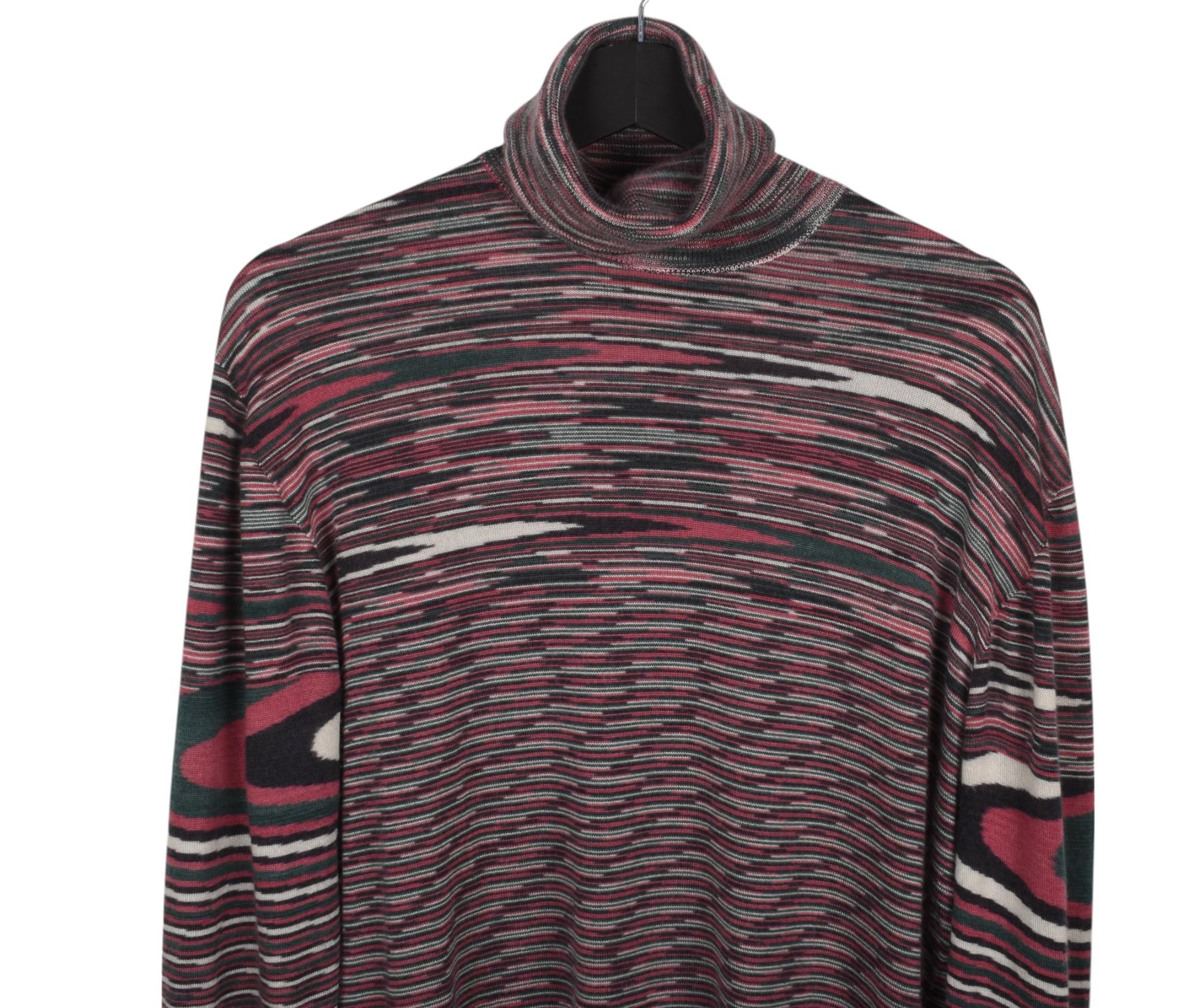 Controlla le mie altre inserzioni. Ho molti altri abiti firmati in vendita. Aperto a qualsiasi offerta.
L'articolo in vendita è un maglione dolcevita da uomo Missoni, VINU0, autentico al 100%.
Colore: multi
(Il colore effettivo può variare