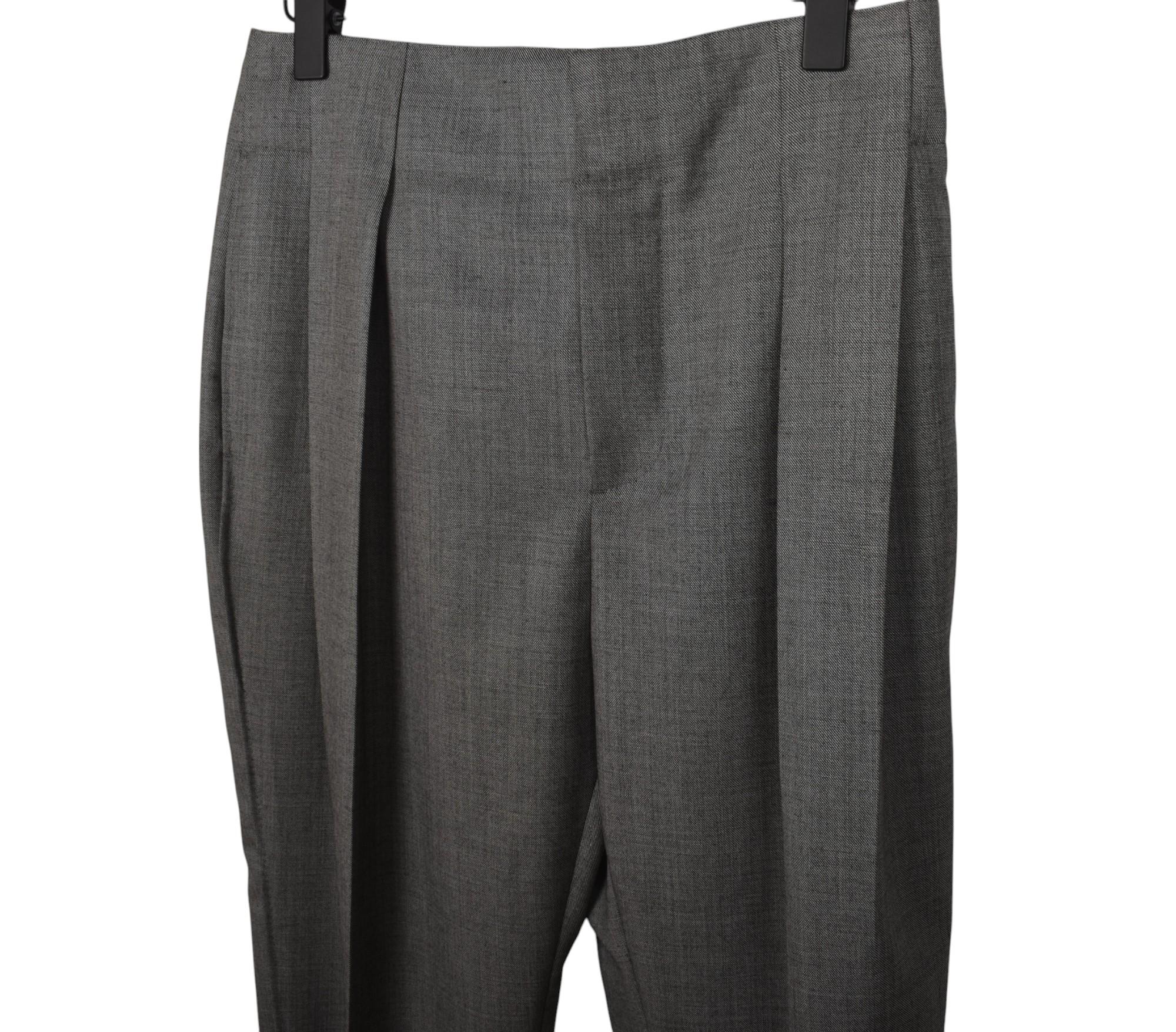 Consultez mes autres annonces. A beaucoup d'autres vêtements de marque à vendre. Ouvert à toutes les offres.
L'article mis en vente est 100% authentique Bottega Veneta Relaxed Men Pants, S1441, VIPE0, 548g.
Couleur : gris
(La couleur réelle peut