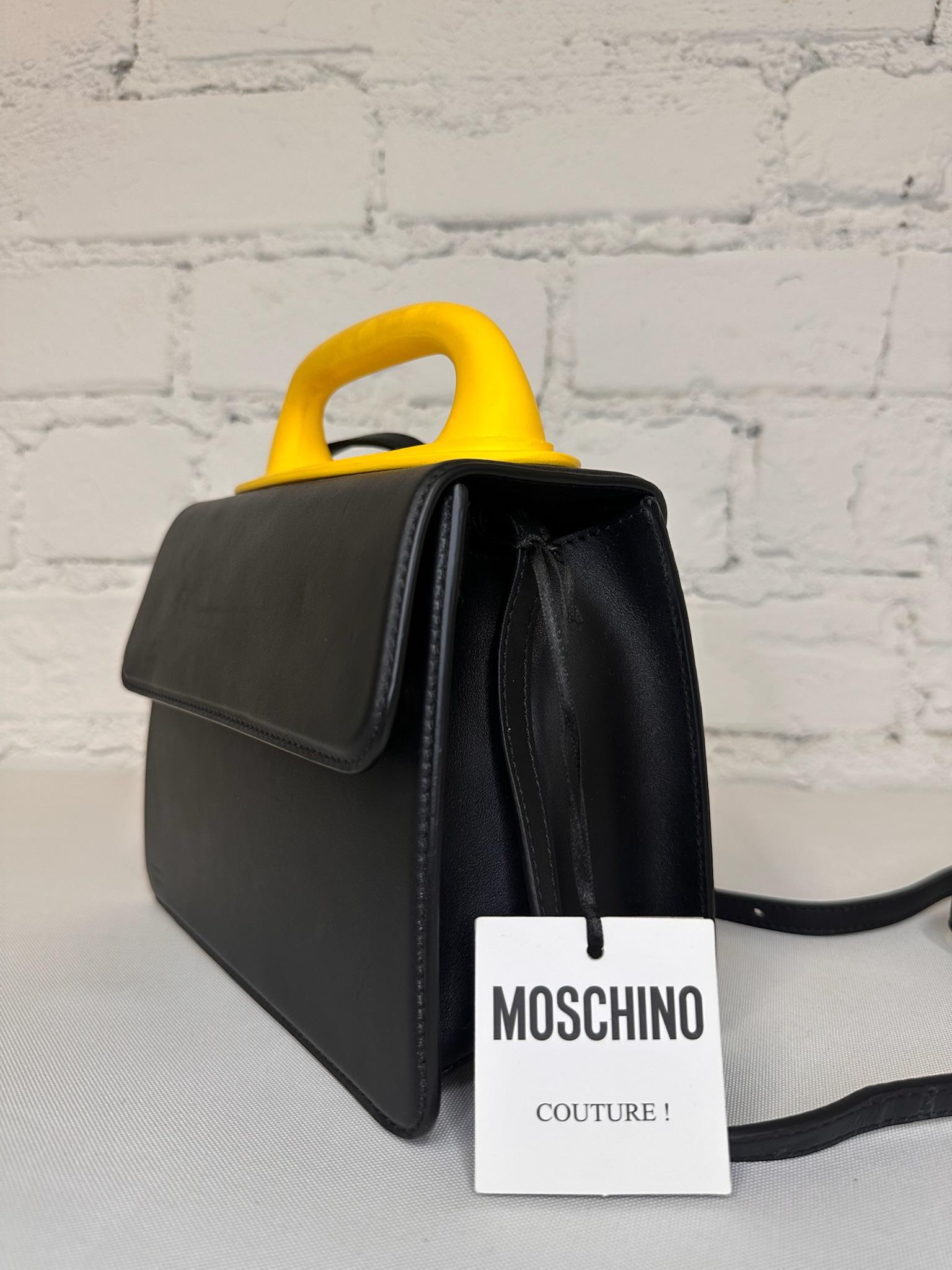 SS23 MOSCHINO Couture Jeremy Scott Schwarze Handtasche mit gelbem Henkel im Angebot 4