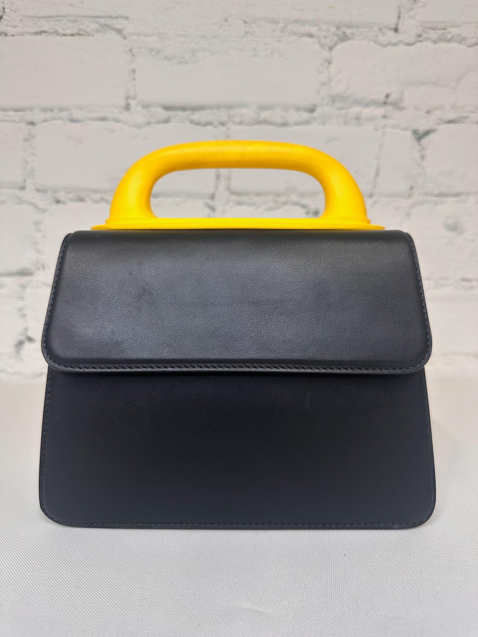 *Awesome Out Of  Lagerartikel!
MOSCHINO COUTURE

Schwarze Handtasche mit gelbem Griff
SS23 Kollektion von Jeremy Scott


MSRP $995+Steuer!



SUPER SCHÖN!
100% authentisch!!!



Zustand: Brandneu mit Etiketten, original Moschino Staubbeutel