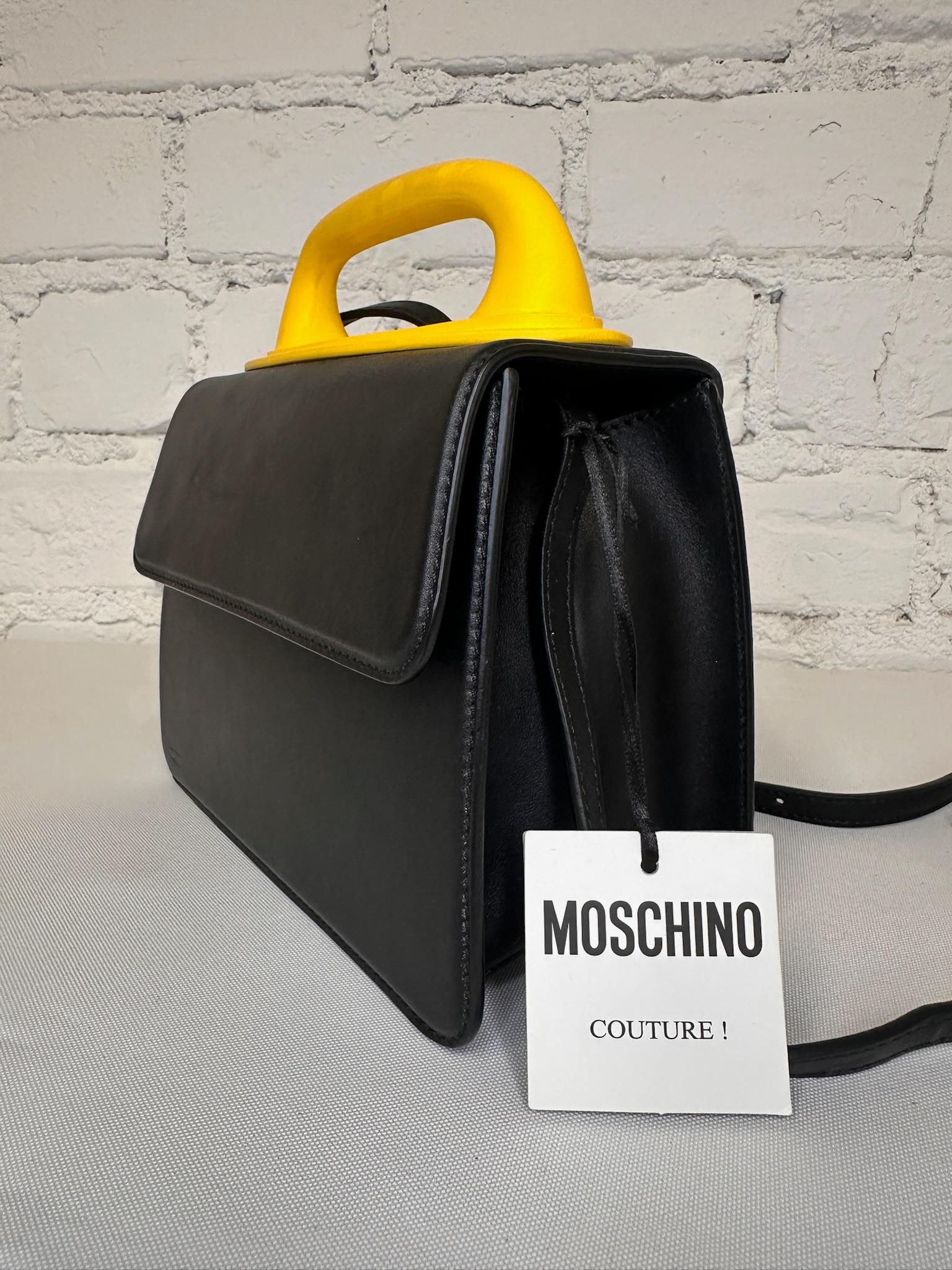 SS23 MOSCHINO Couture Jeremy Scott Schwarze Handtasche mit gelbem Henkel im Angebot 3