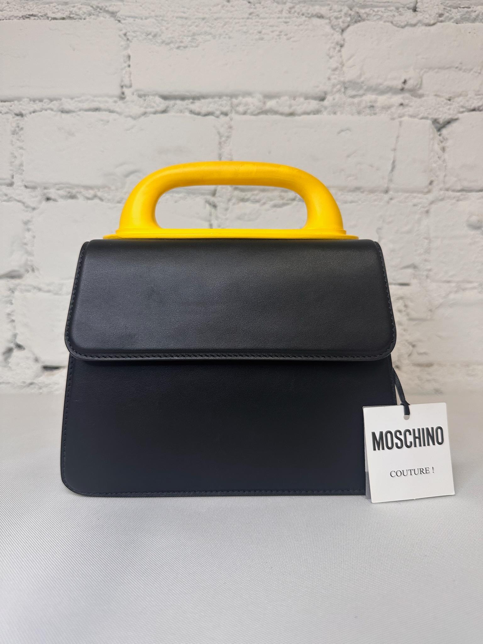 SS23 MOSCHINO Couture Jeremy Scott Schwarze Handtasche mit gelbem Henkel im Zustand „Neu“ im Angebot in Los Angeles, CA