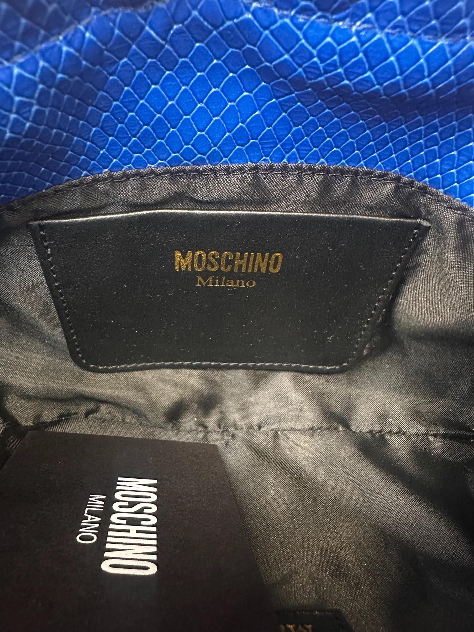 SS22 MOSCHINO Couture Jeremy Scott Blaue Leder-Umhängetasche Goldes vertikales Logo Damen im Angebot