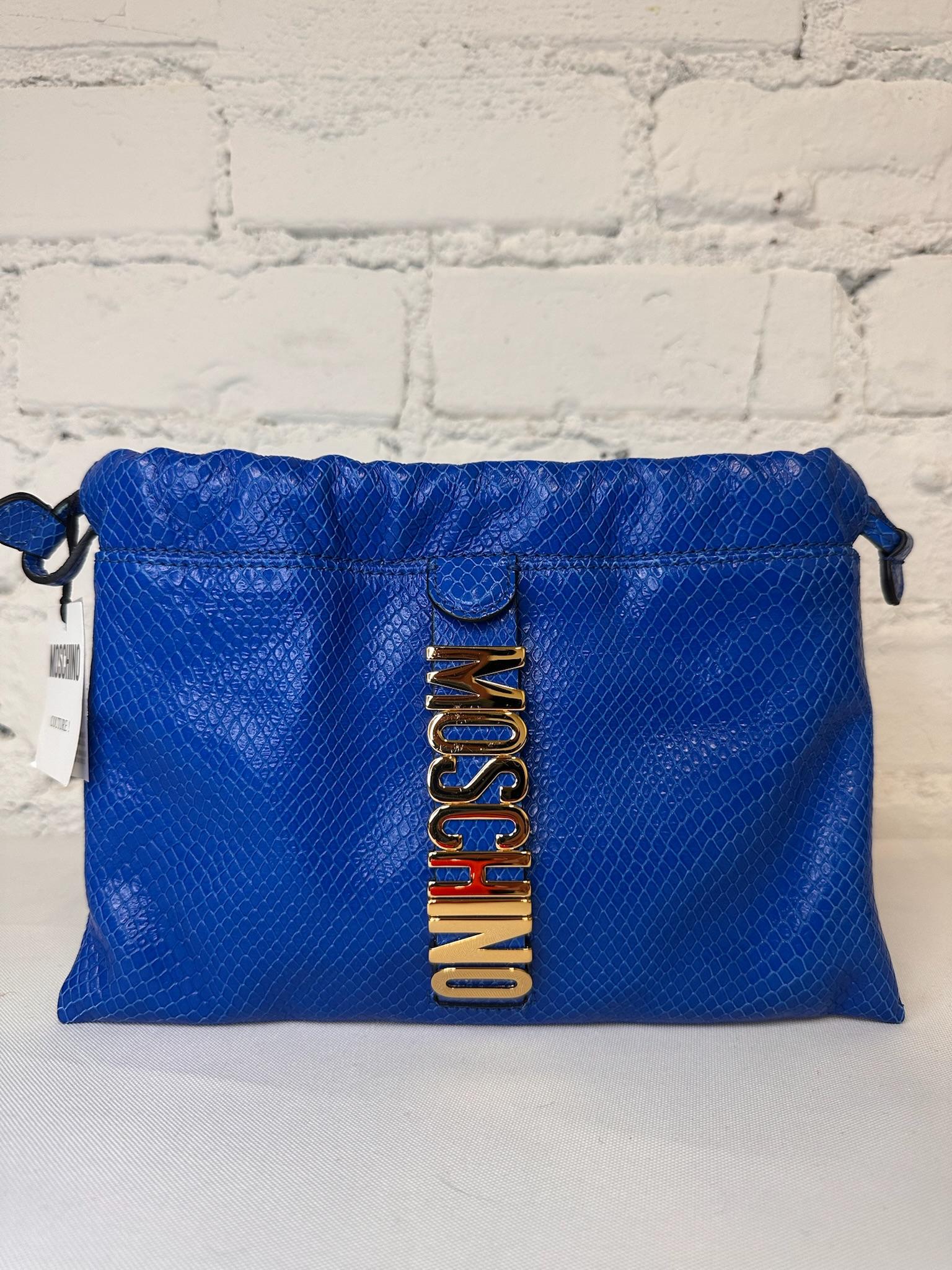 *Deadstock Rare Item!*
MOSCHINO COUTURE

Blaue Leder Umhängetasche Gold Vertikales Logo

S22 Kollektion von Jeremy Scott


MSRP $845+Steuer!

SUPER SCHÖN!

100% authentisch!!!



Zustand: Brandneu mit Etiketten, original Moschino Staubbeutel